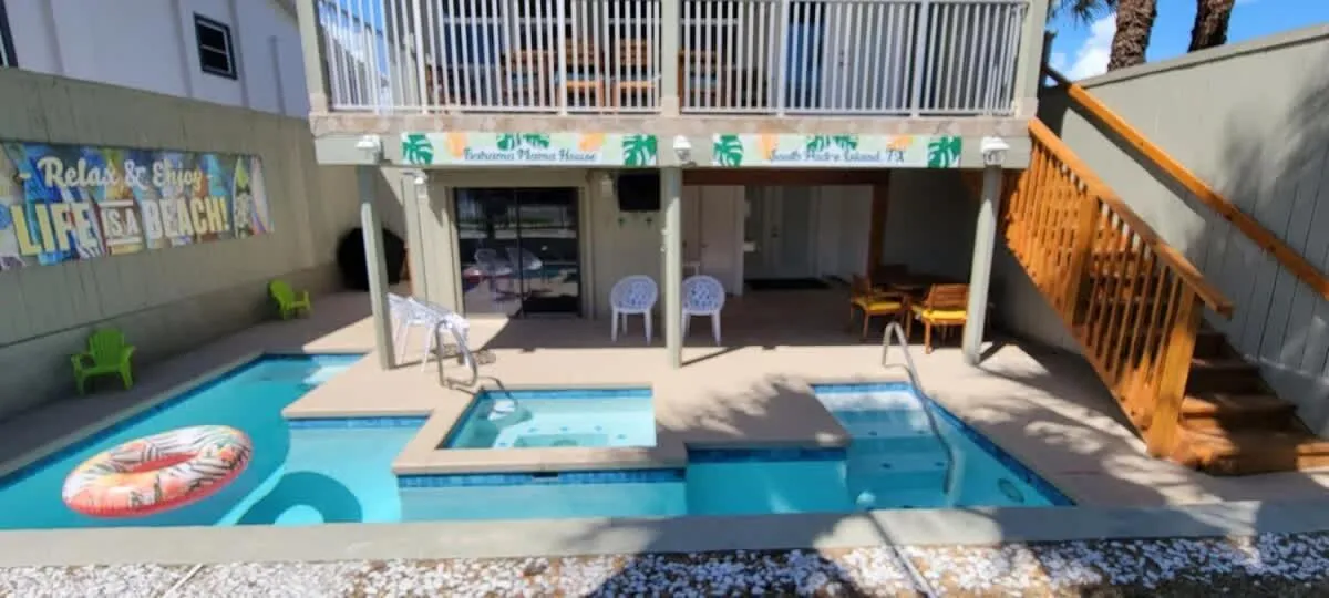 Swimming pool in Bahama Mama House