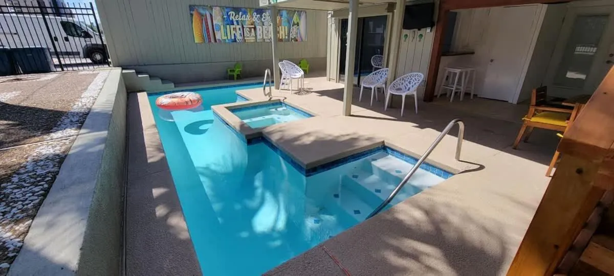 Swimming pool in Bahama Mama House