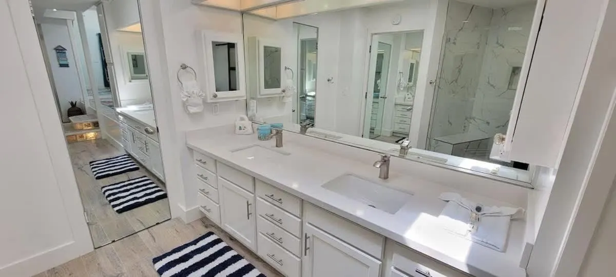 Photo of the whole room in Bahama Mama House