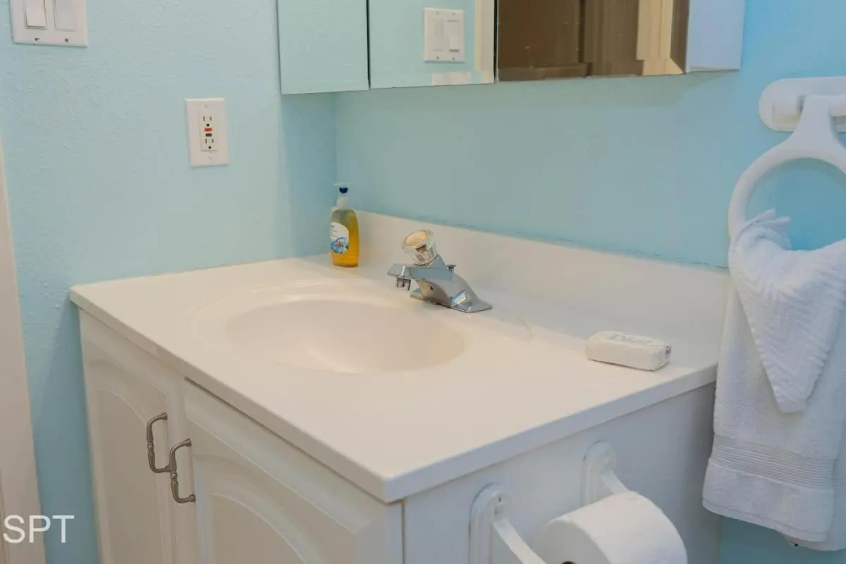 Photo of the whole room in Caribbean Vibes House