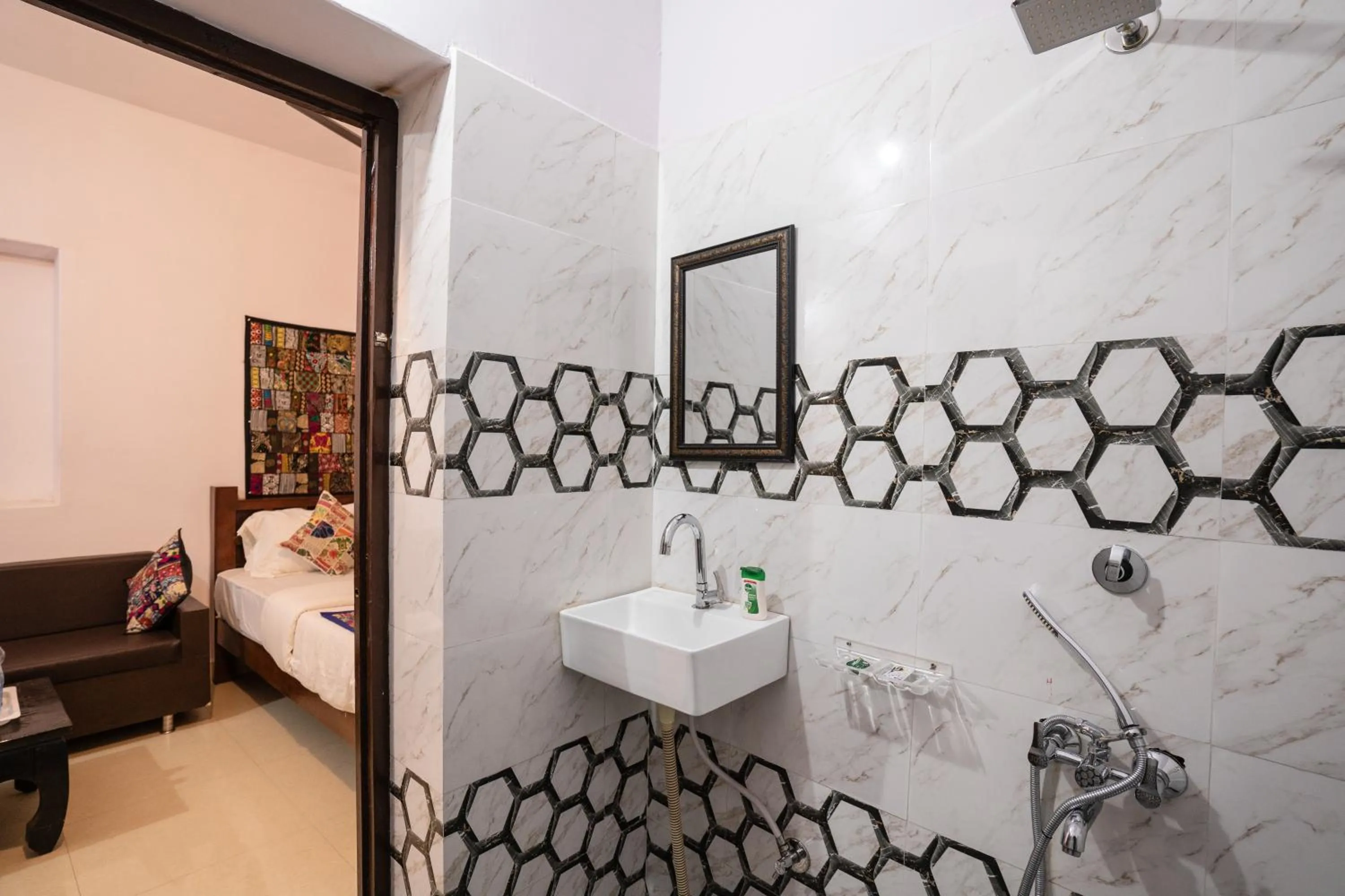 Shower, Bed in Relax Inn Jaisalmer