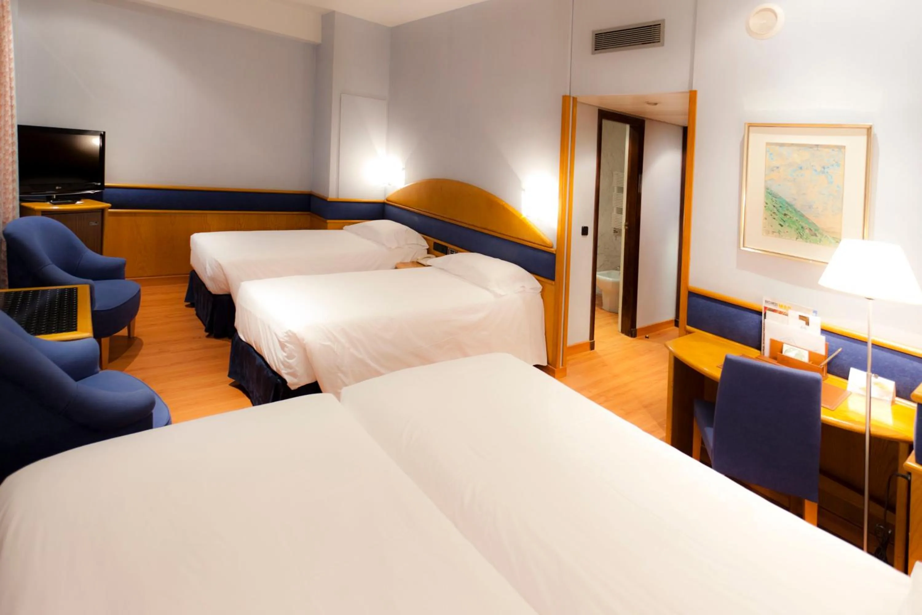 Photo of the whole room, Bed in Agumar