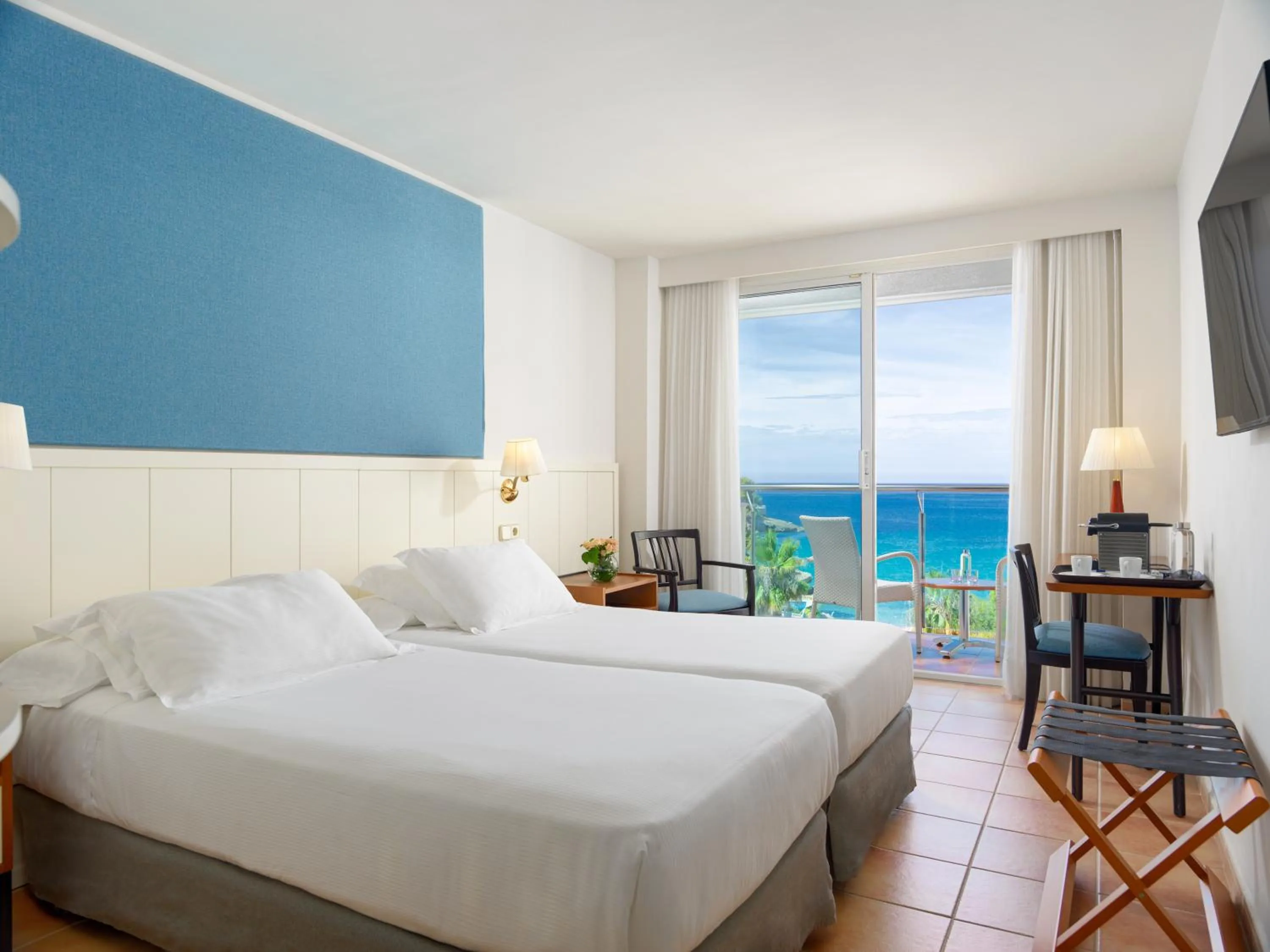 Sea view, Bed in Boutique Hotel H10 Blue Mar - Adults Only