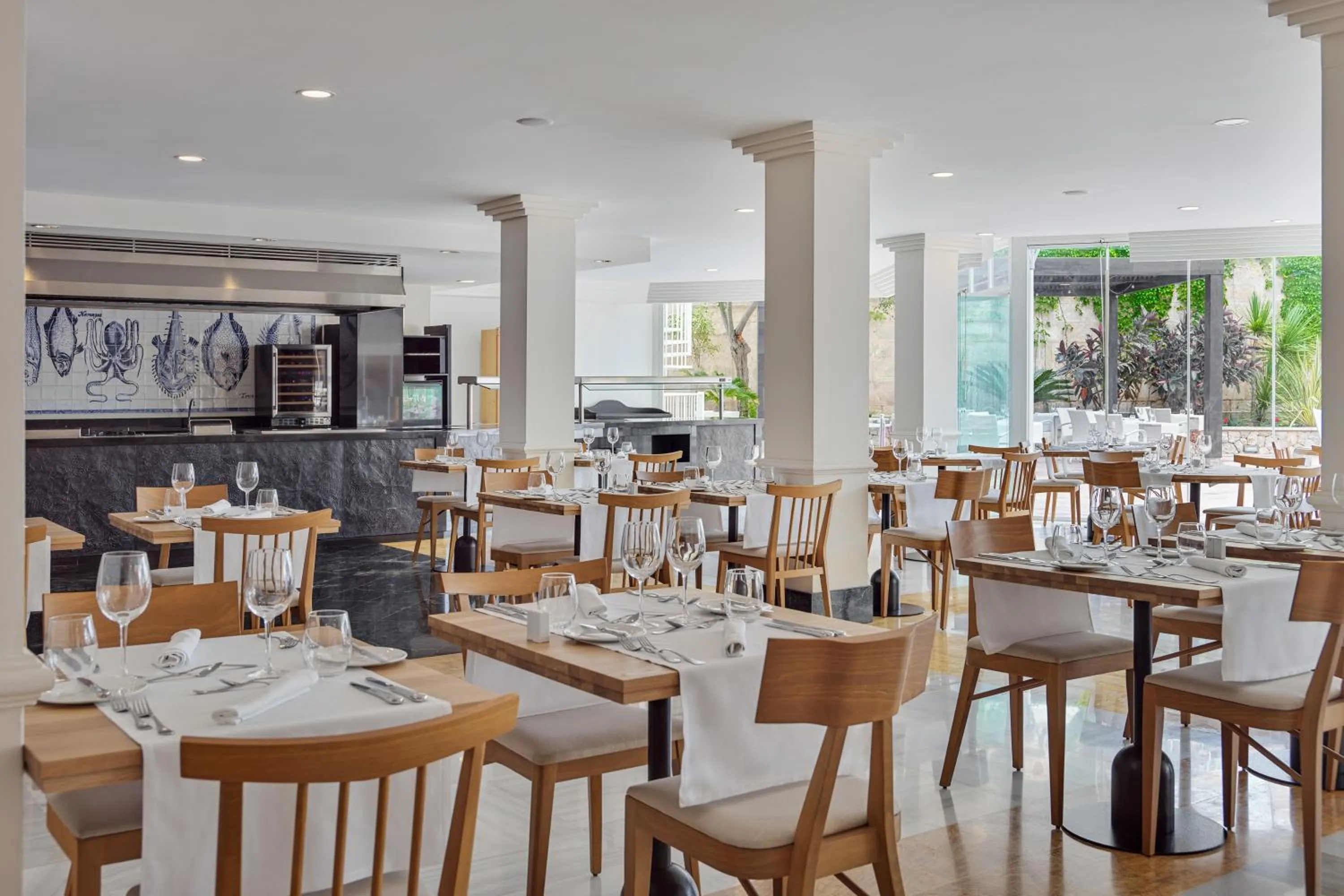 Restaurant/places to eat in Boutique Hotel H10 Blue Mar - Adults Only