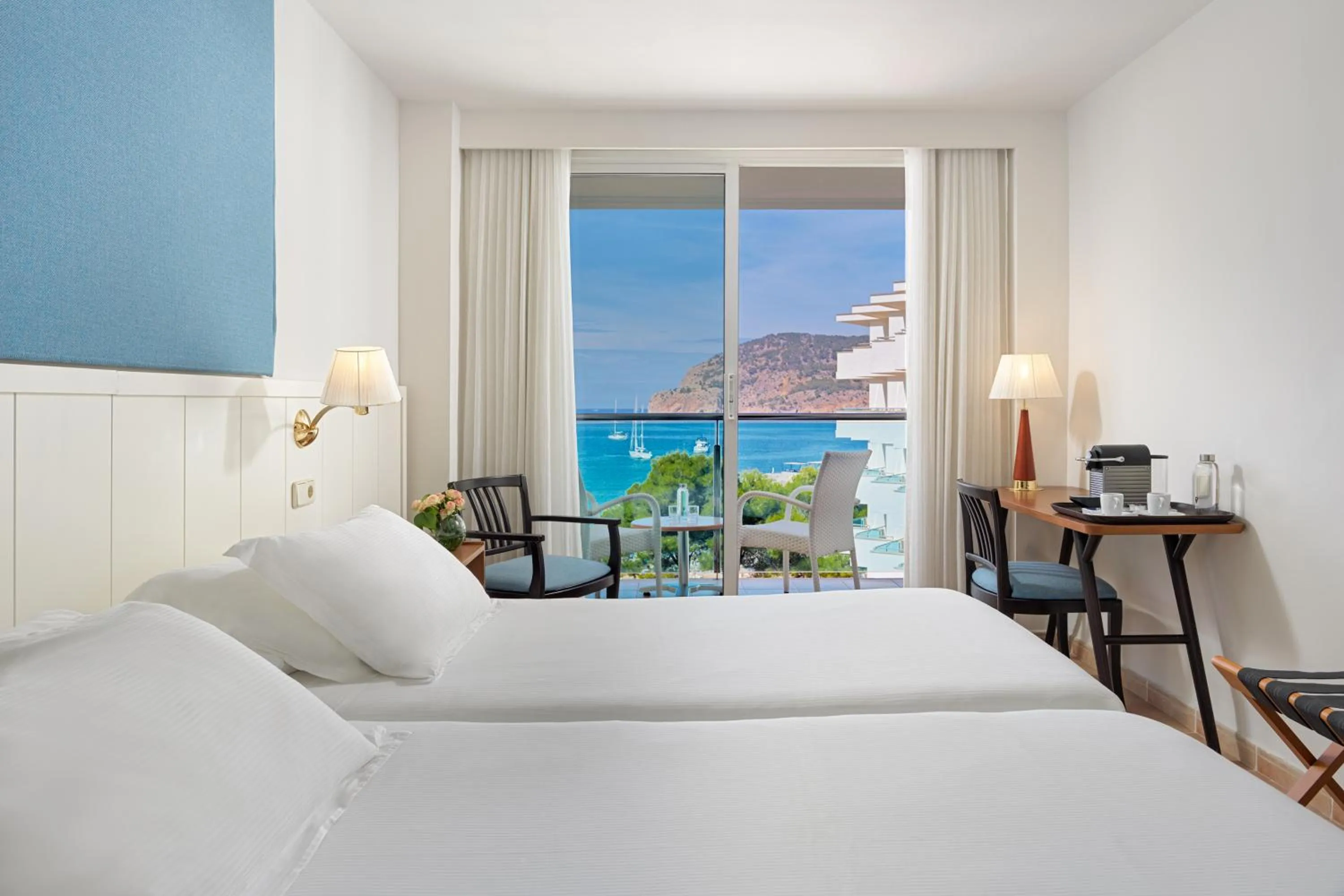 Sea view, Bed in Boutique Hotel H10 Blue Mar - Adults Only