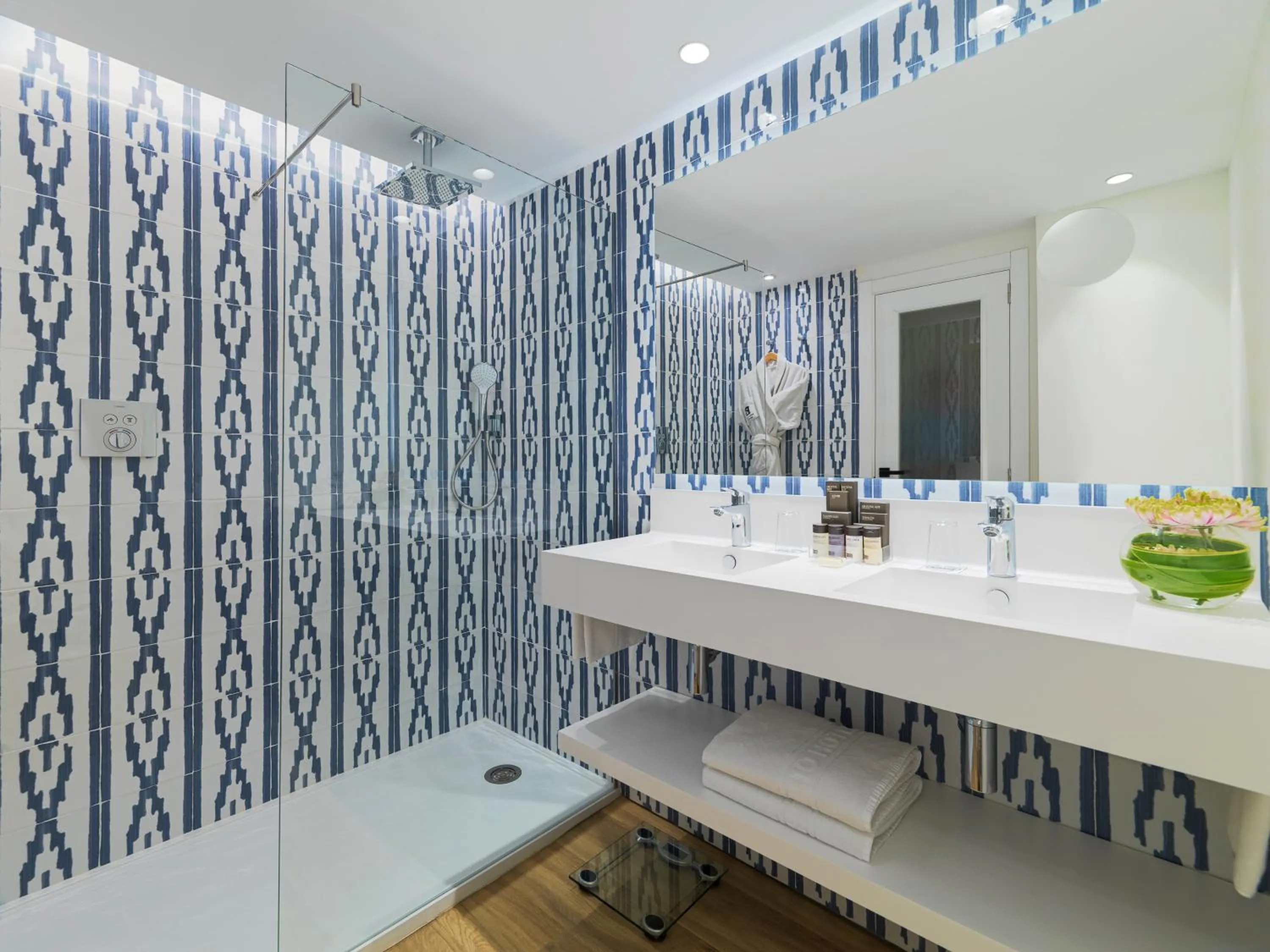 Bathroom in Boutique Hotel H10 Blue Mar - Adults Only