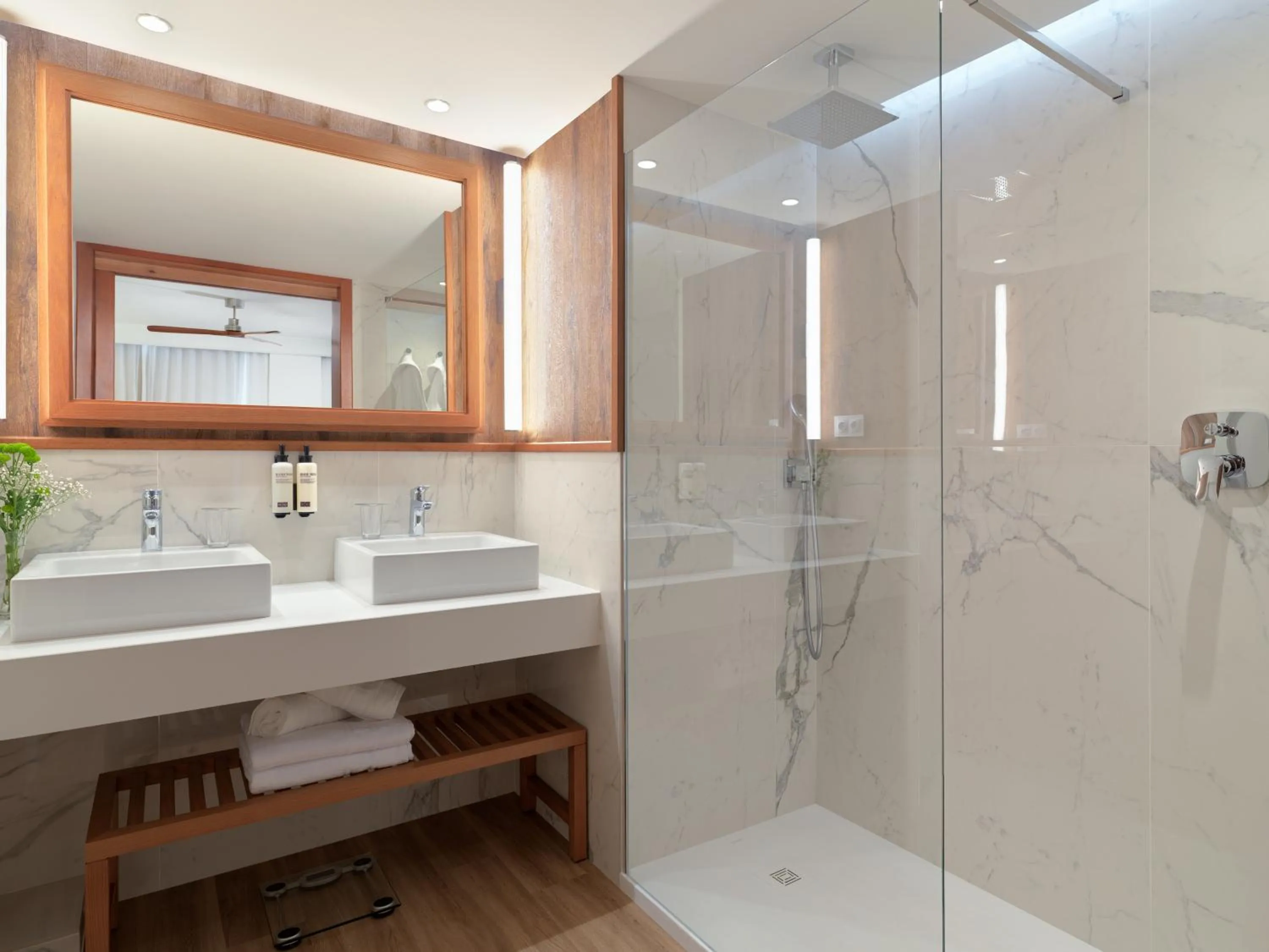 Bathroom in Boutique Hotel H10 Blue Mar - Adults Only