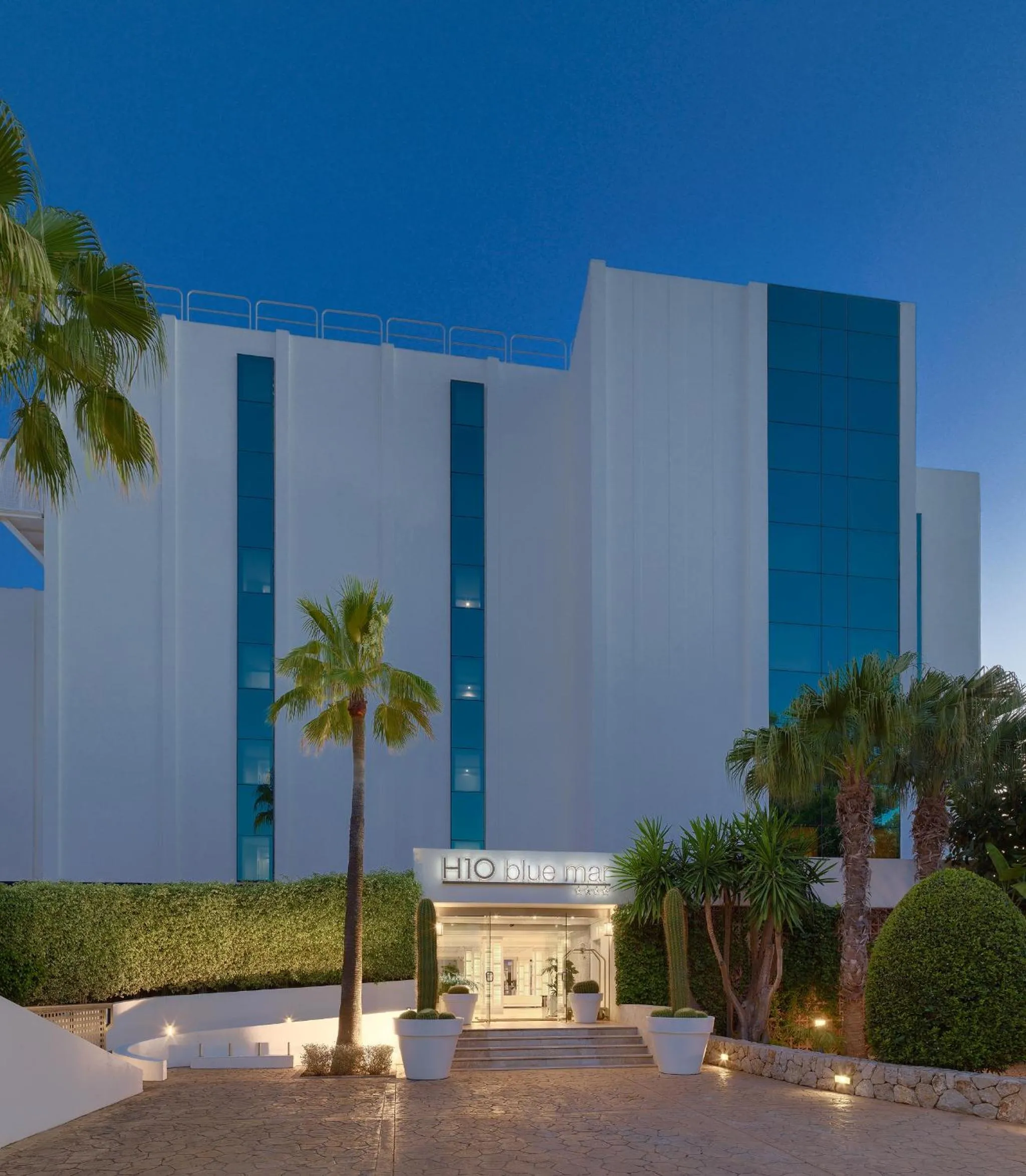 Facade/entrance in Boutique Hotel H10 Blue Mar - Adults Only