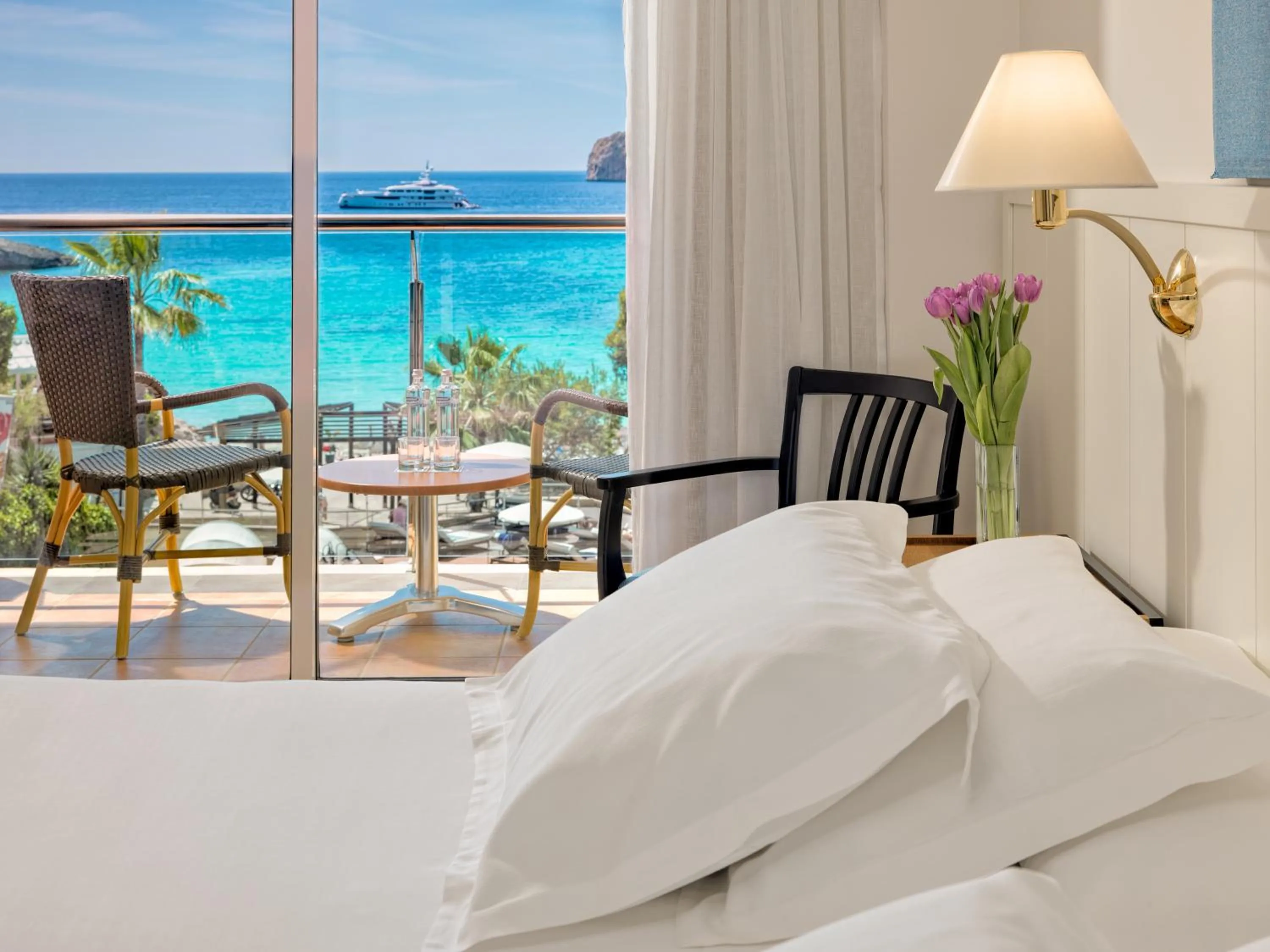 Sea view, Bed in Boutique Hotel H10 Blue Mar - Adults Only