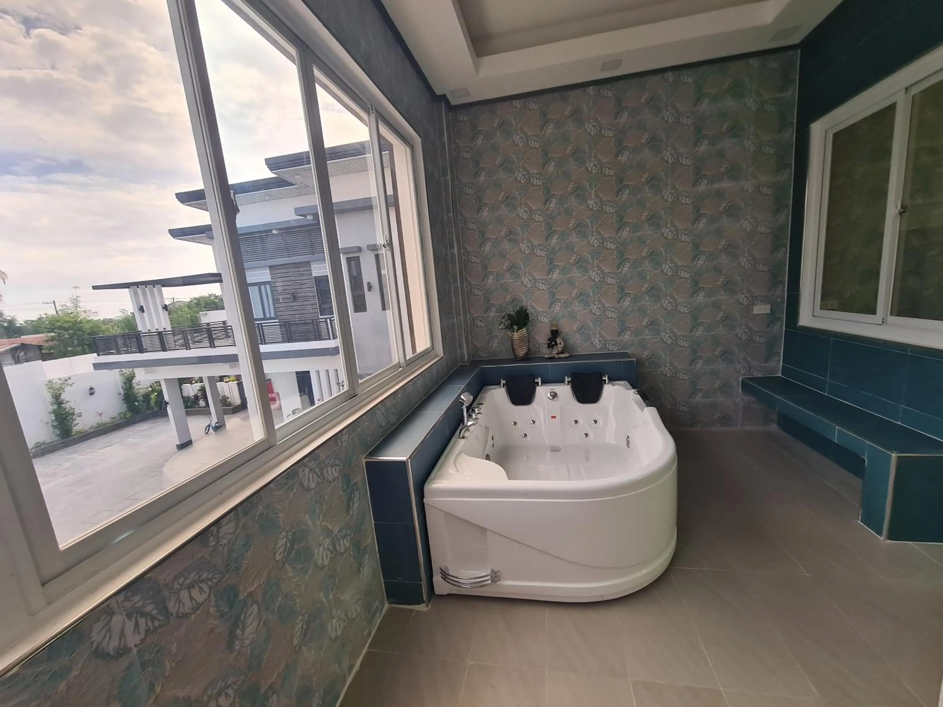 Hot Tub in Dampa Poolside Events & Accommodation