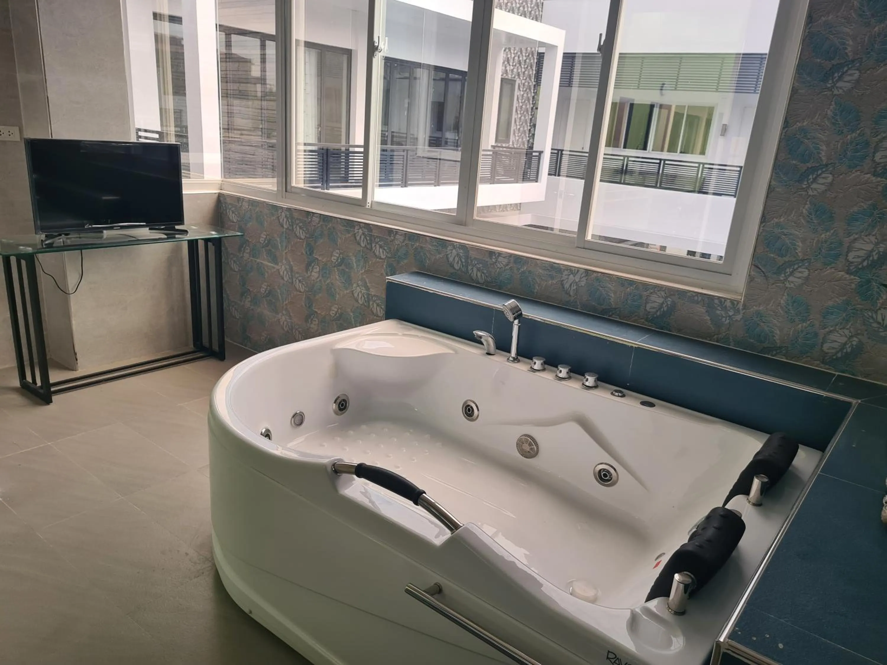 Hot Tub in Dampa Poolside Events & Accommodation