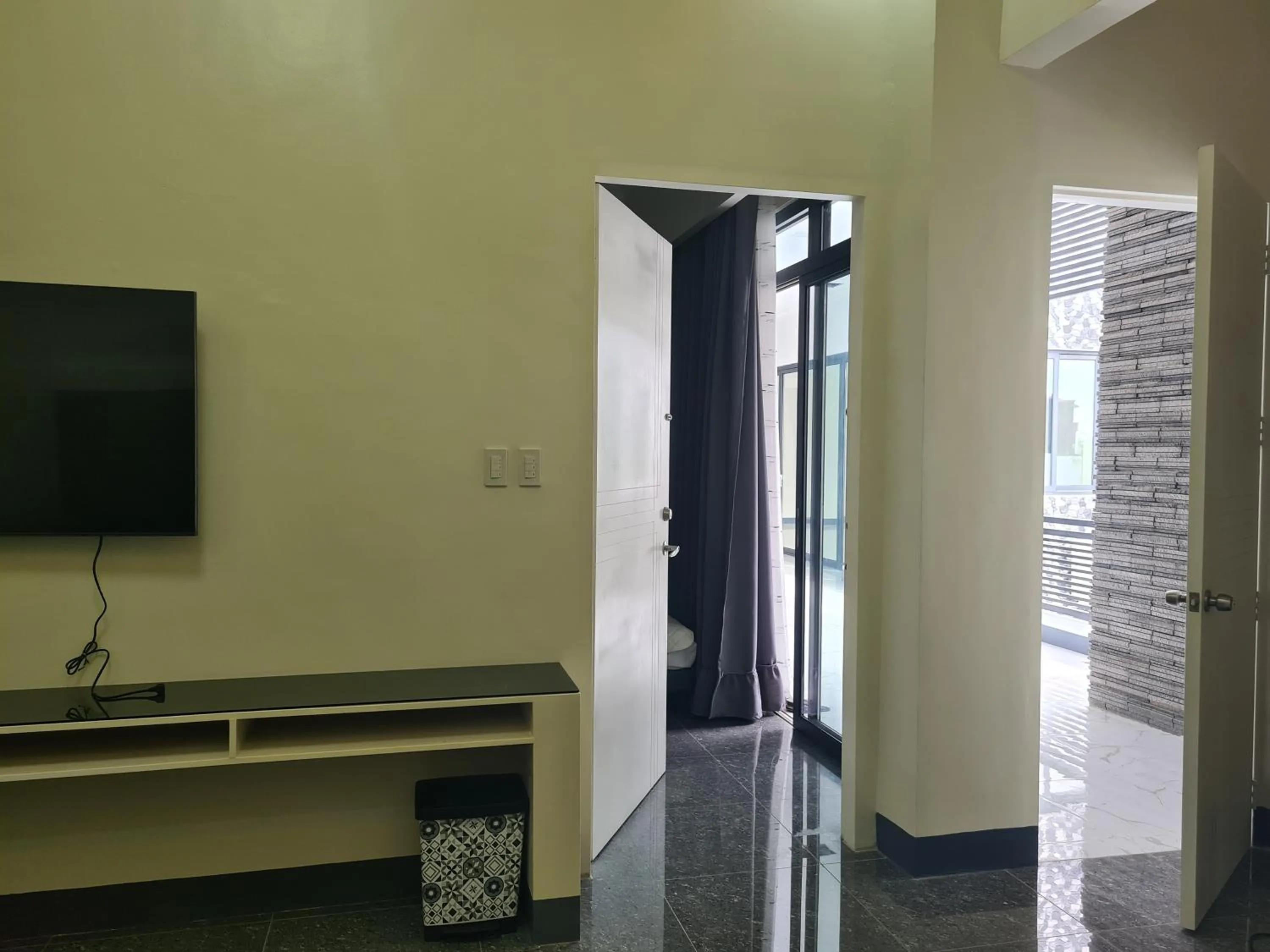 TV and multimedia in Dampa Poolside Events & Accommodation