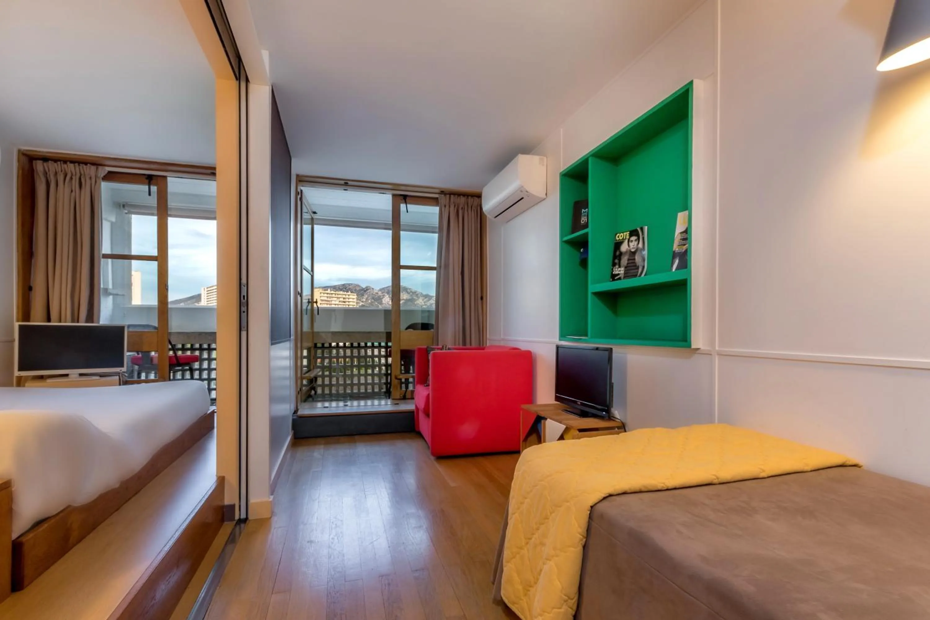 Photo of the whole room, Bed in Hotel le Corbusier