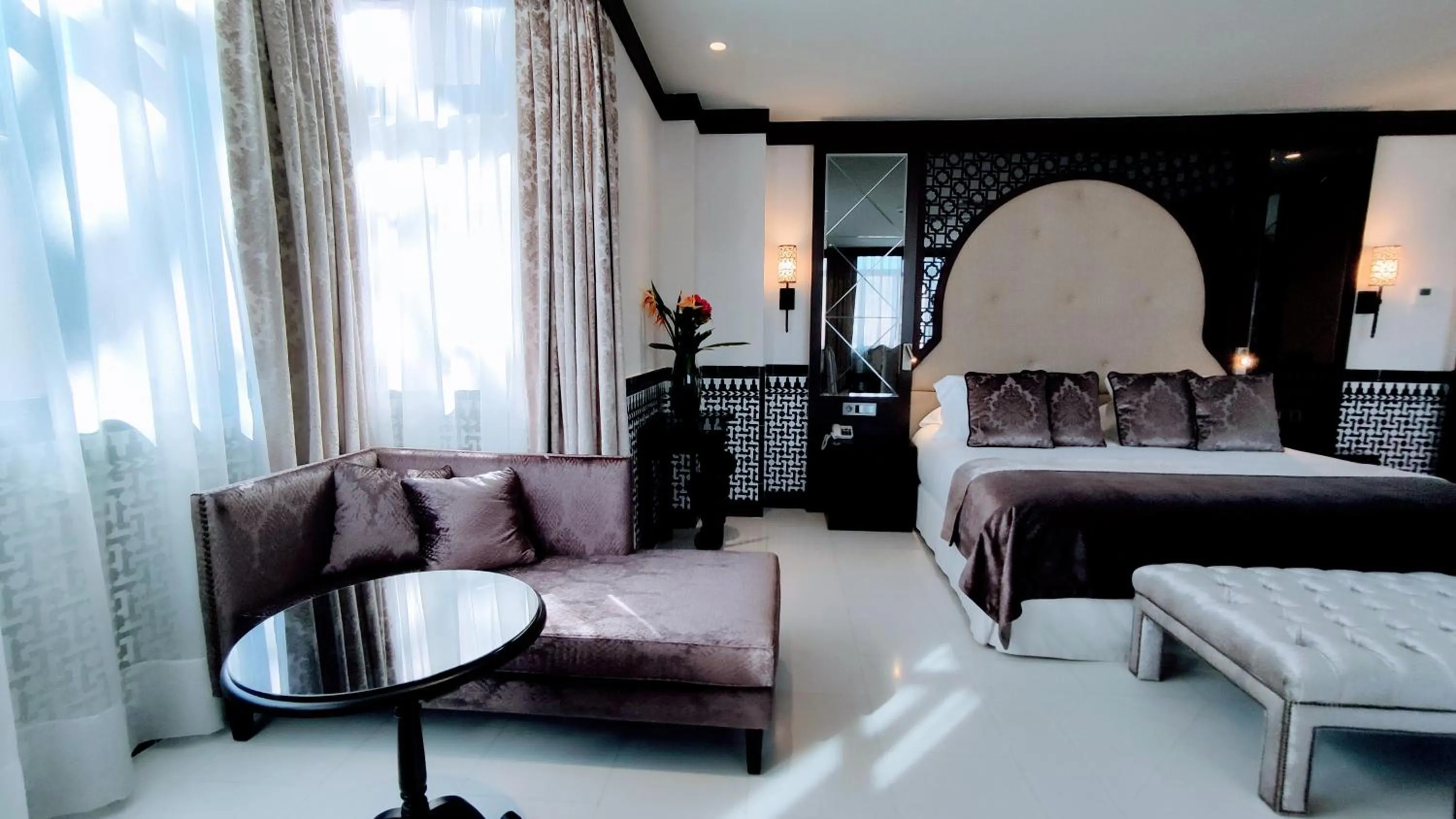 Living room, Bed in Hotel Saray