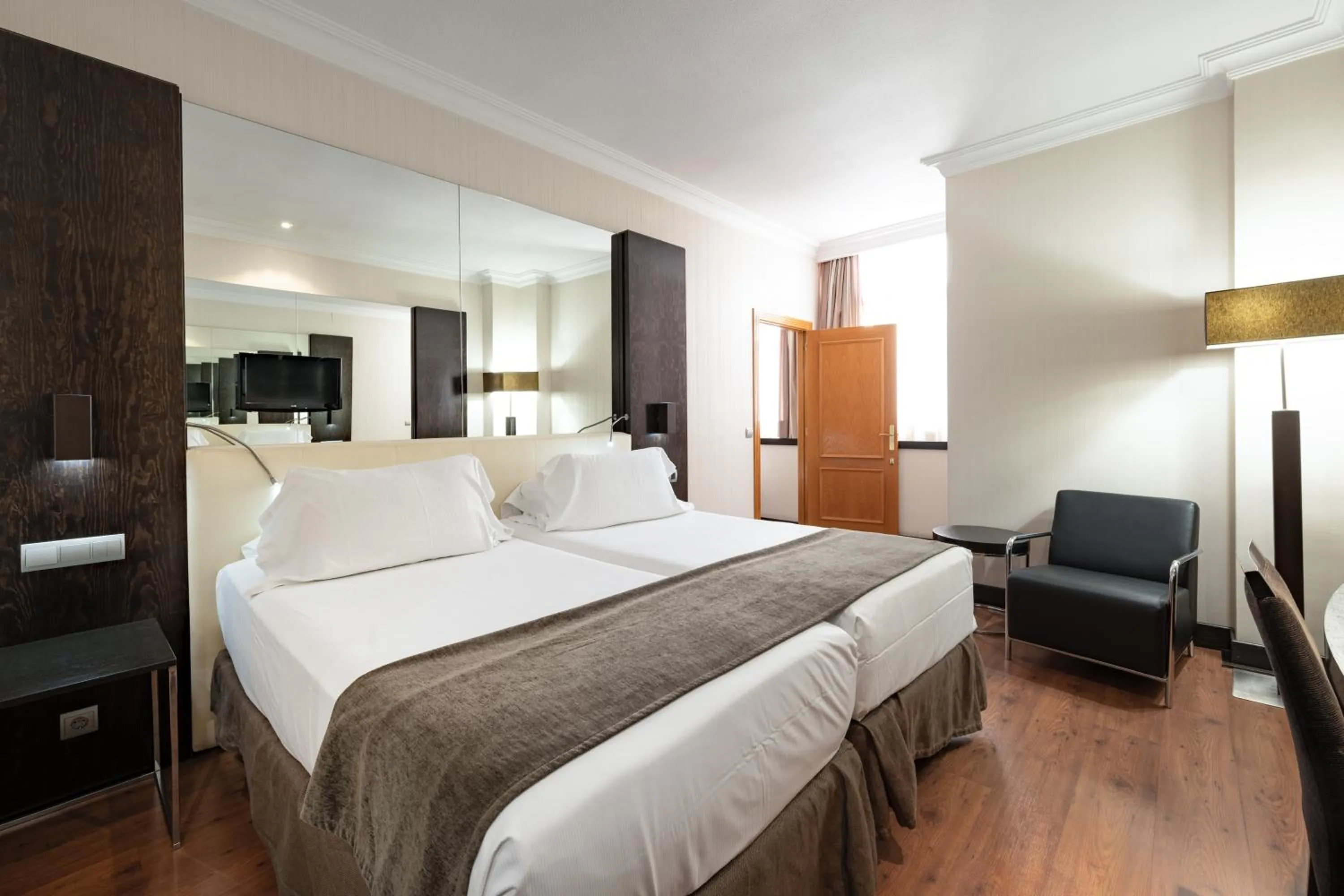 Photo of the whole room, Bed in Hotel Saray