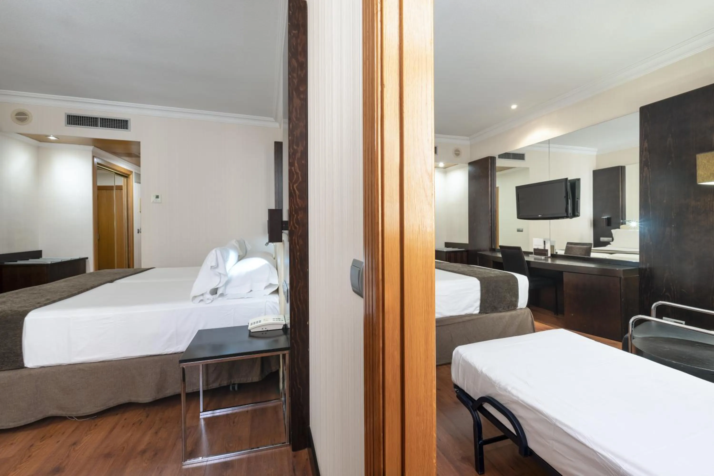 Photo of the whole room, Bed in Hotel Saray