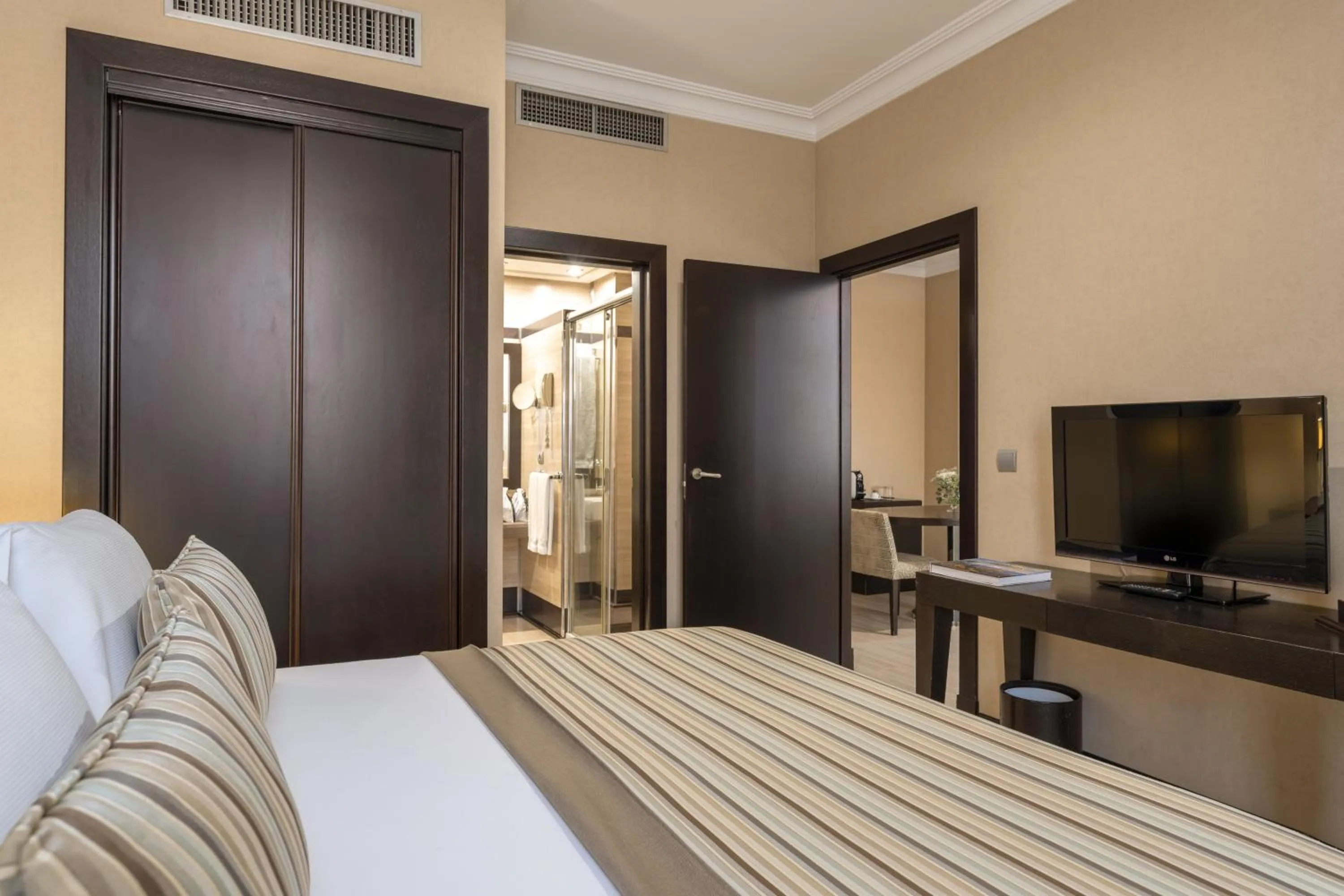 Photo of the whole room, Bed in Hotel Saray