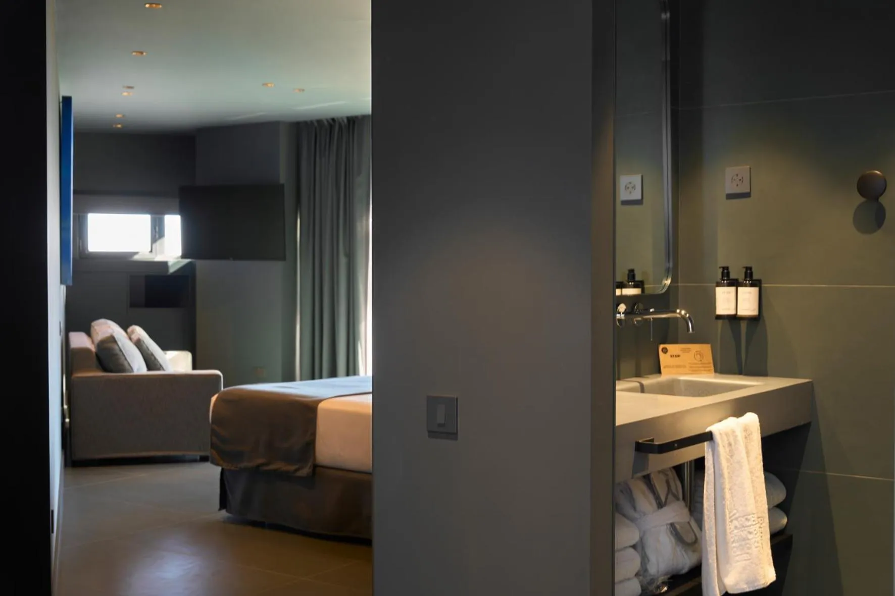 Photo of the whole room, Bed in Barcelona Princess