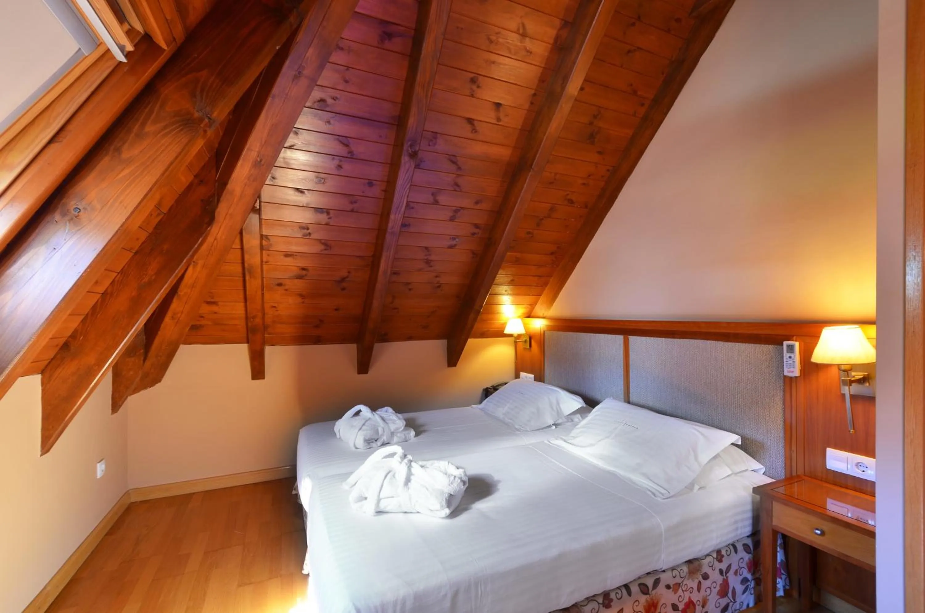 Photo of the whole room, Bed in Hotel Spa Acevi Val d’Aran