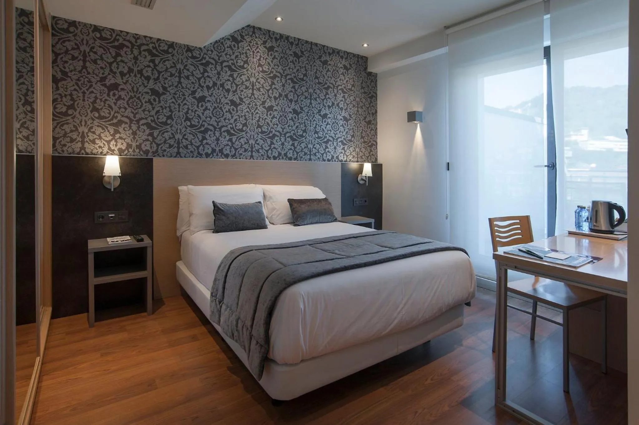 Photo of the whole room, Bed in Sercotel Codina