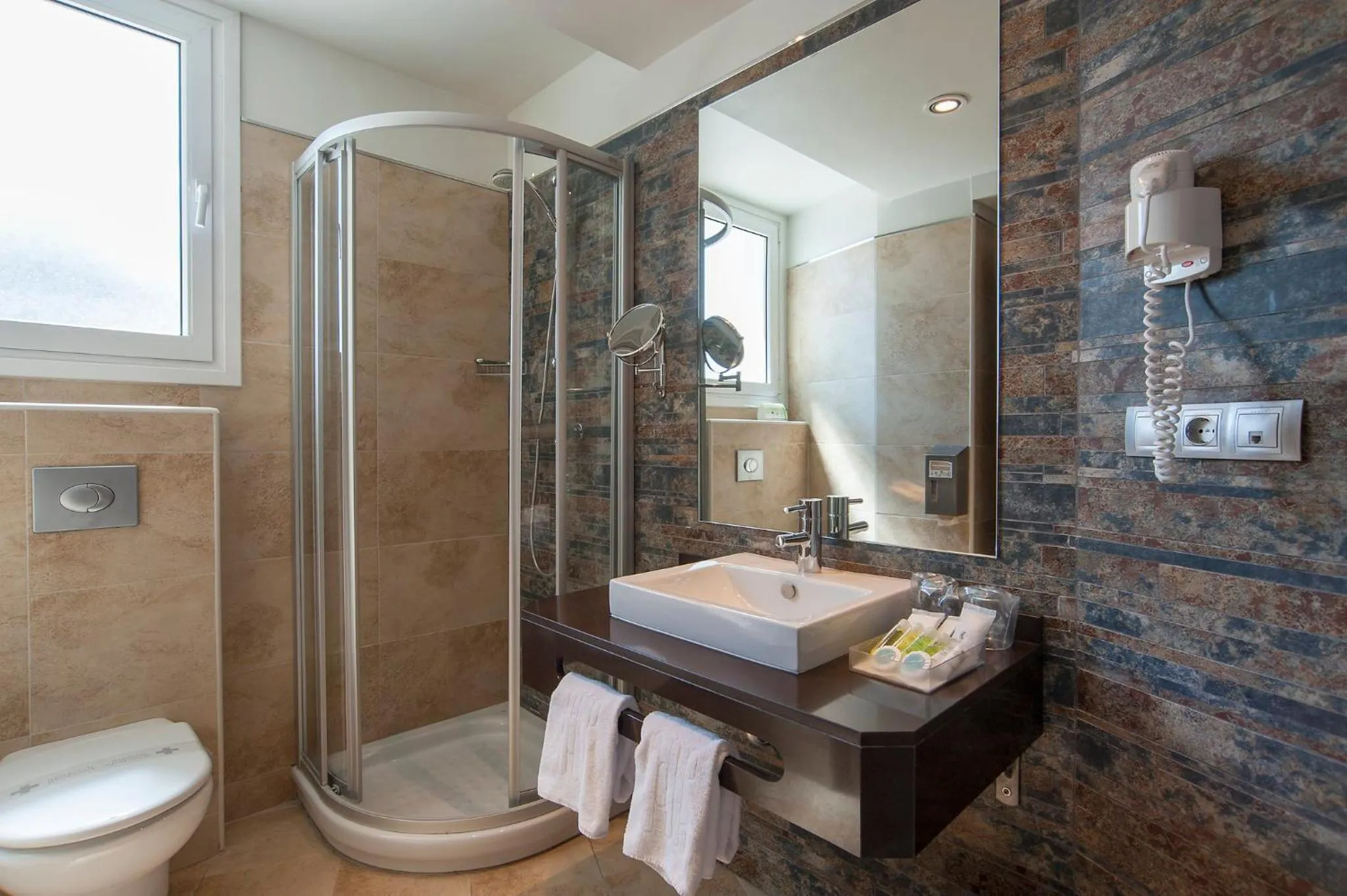 Photo of the whole room in Sercotel Codina