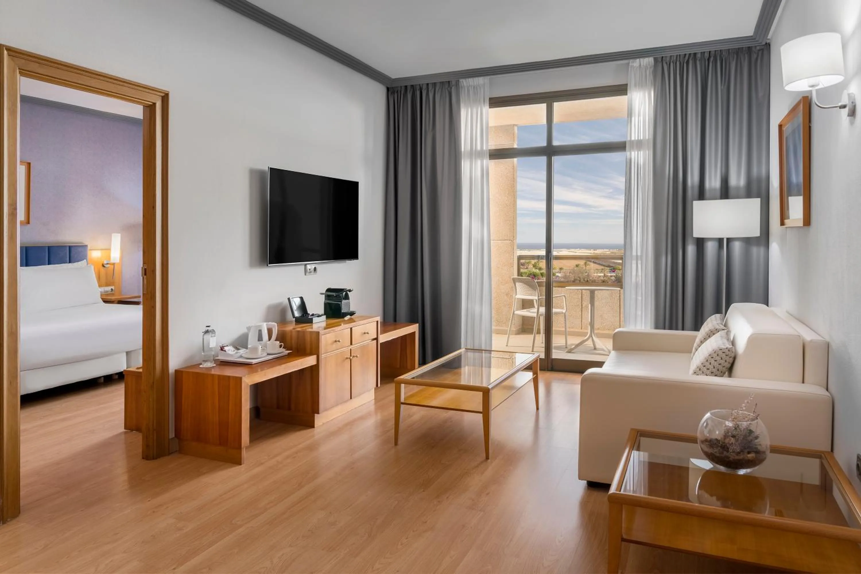 Living room, Bed in Elba Vecindario Aeropuerto Business & Convention Hotel