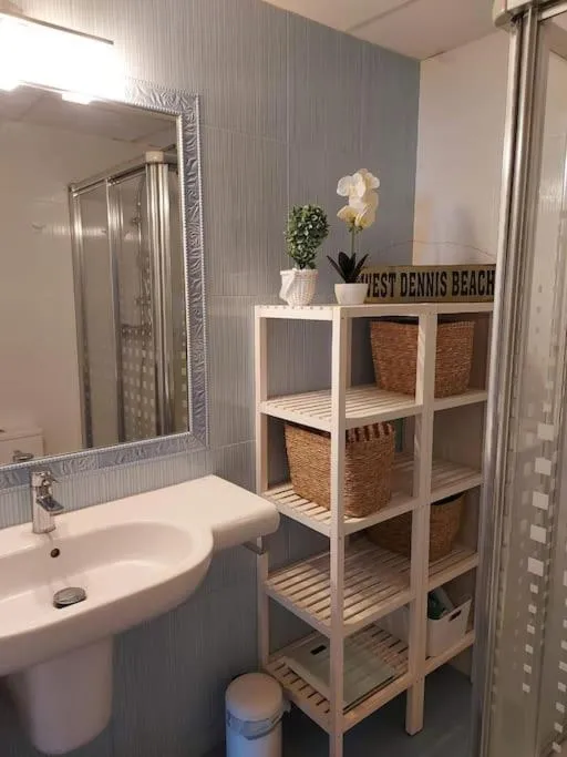 Sunny, spacious 3 bedroom apartment with seaview - L1 Red line stop PARADIS 2 min walk from rental