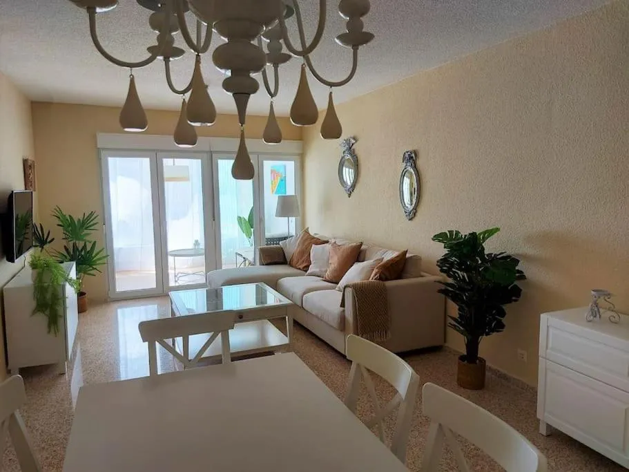 Sunny, spacious 3 bedroom apartment with seaview - L1 Red line stop PARADIS 2 min walk from rental