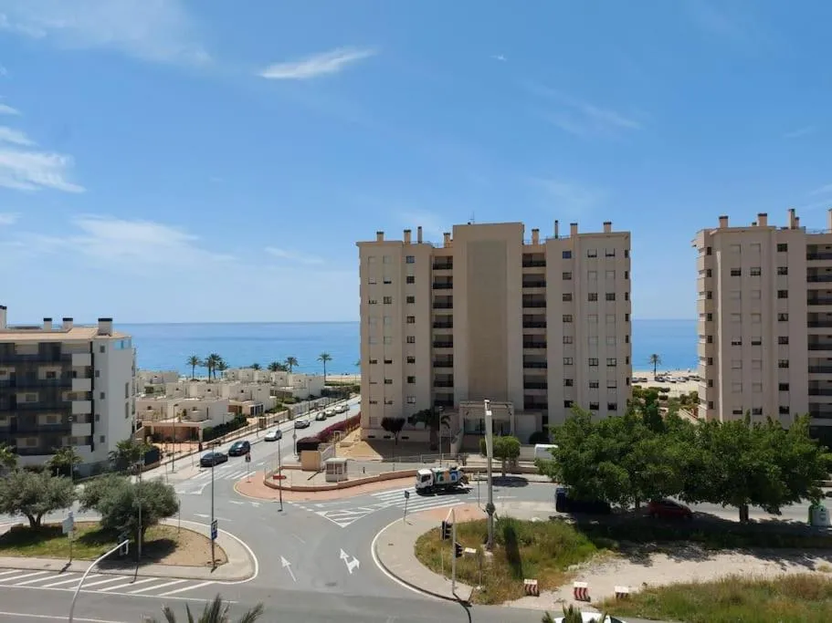 Sunny, spacious 3 bedroom apartment with seaview - L1 Red line stop PARADIS 2 min walk from rental
