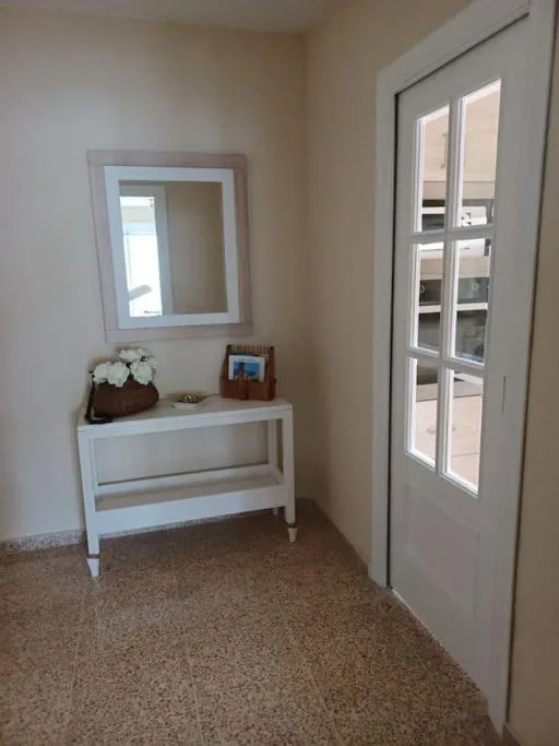 Sunny, spacious 3 bedroom apartment with seaview - L1 Red line stop PARADIS 2 min walk from rental