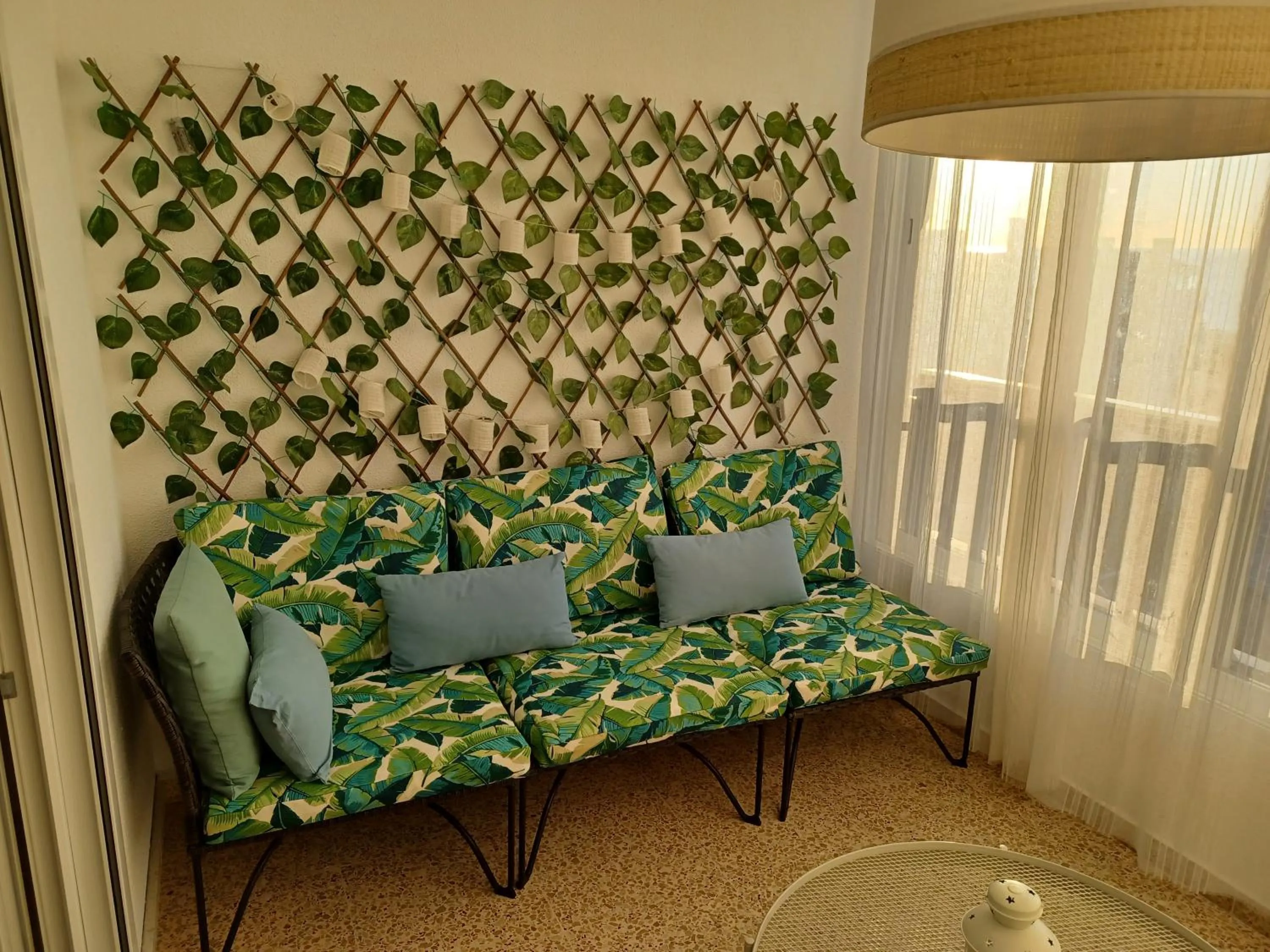 Sunny, spacious 3 bedroom apartment with seaview - L1 Red line stop PARADIS 2 min walk from rental
