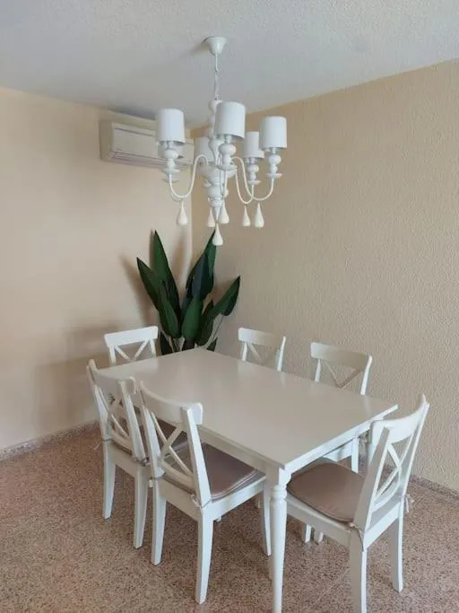 Sunny, spacious 3 bedroom apartment with seaview - L1 Red line stop PARADIS 2 min walk from rental