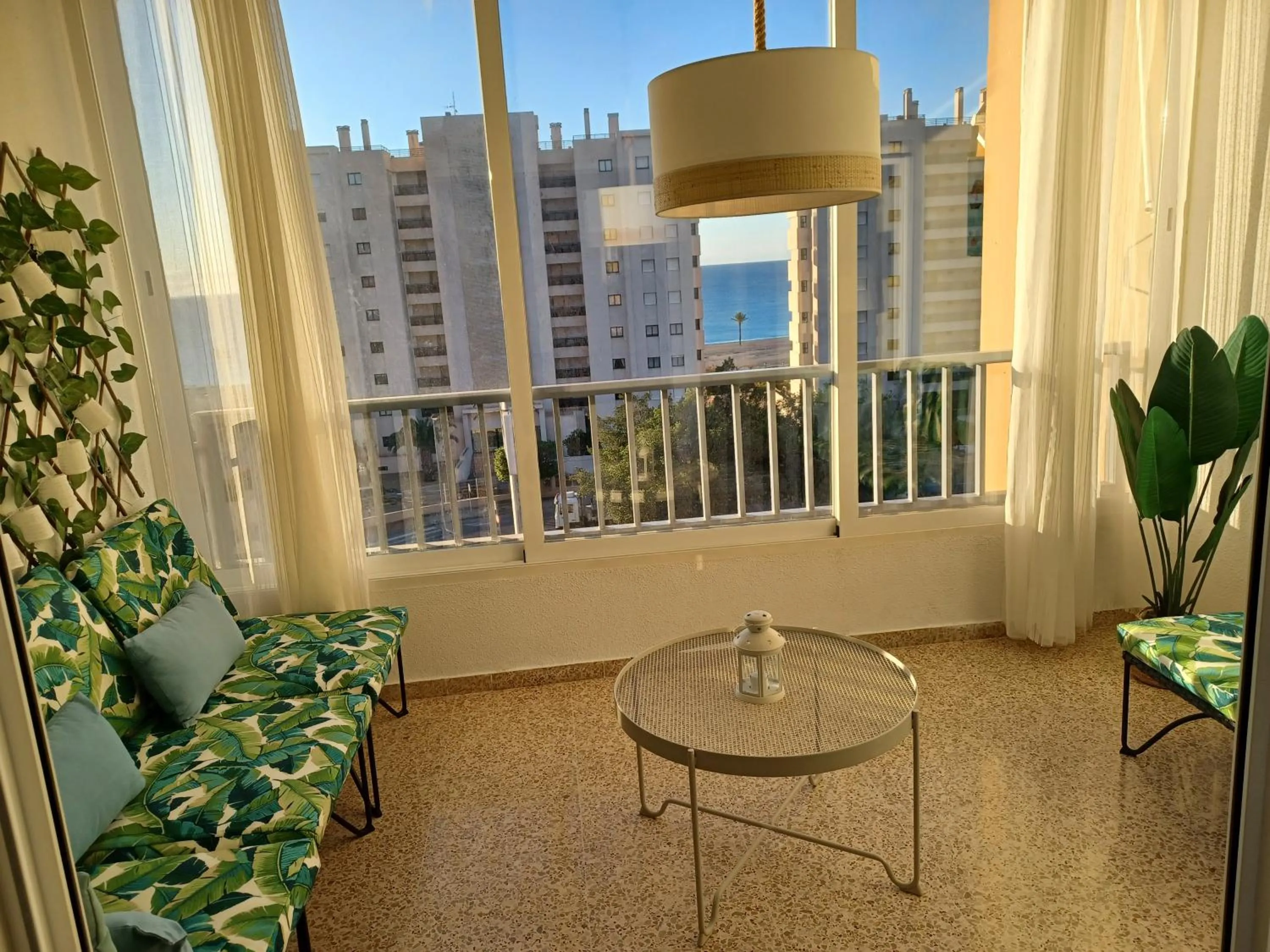 Sunny, spacious 3 bedroom apartment with seaview - L1 Red line stop PARADIS 2 min walk from rental