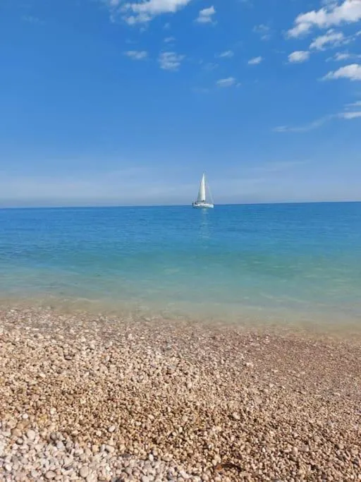 Sunny, spacious 3 bedroom apartment with seaview - L1 Red line stop PARADIS 2 min walk from rental