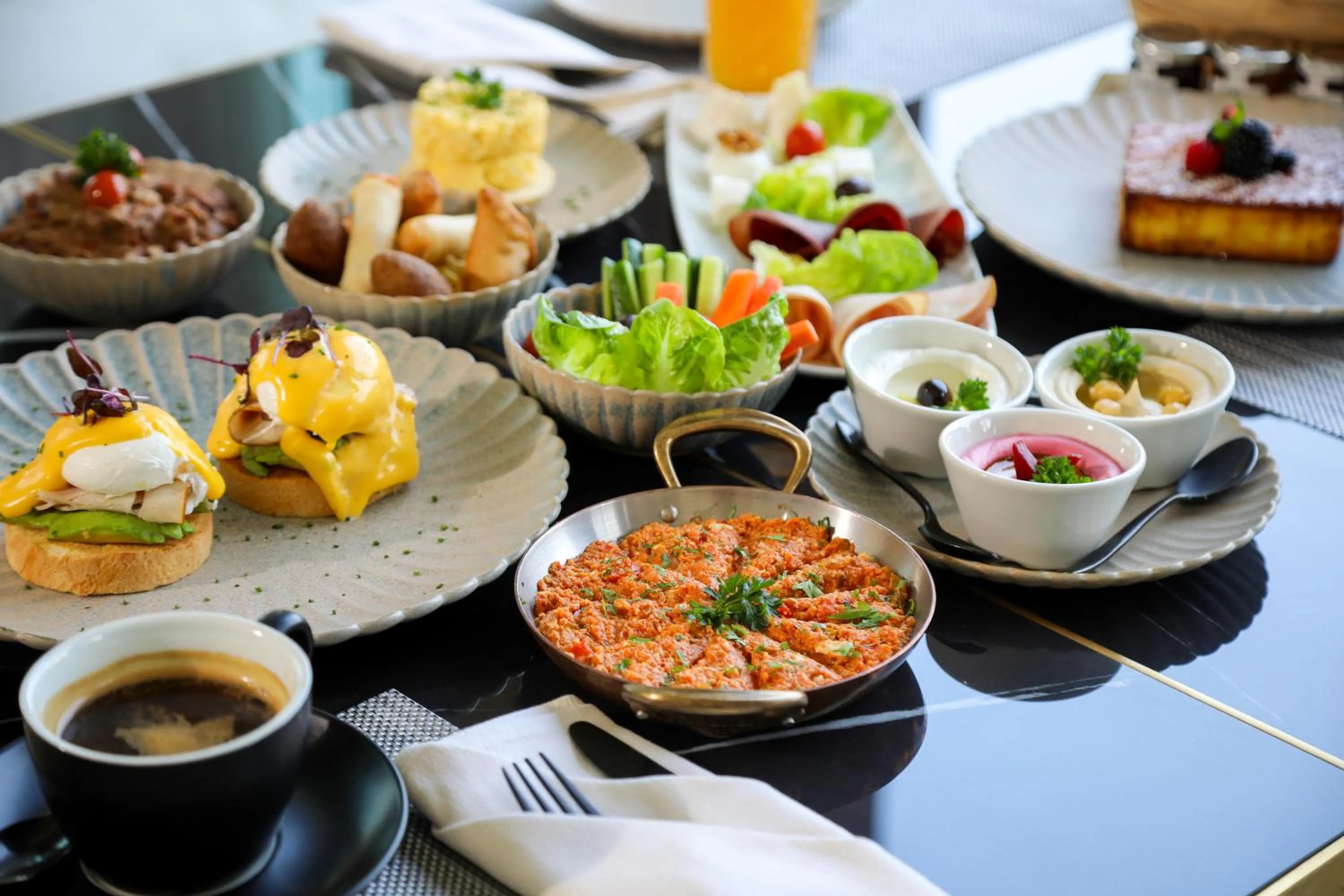 Restaurant/places to eat in Maysan Doha, LXR Hotels & Resorts