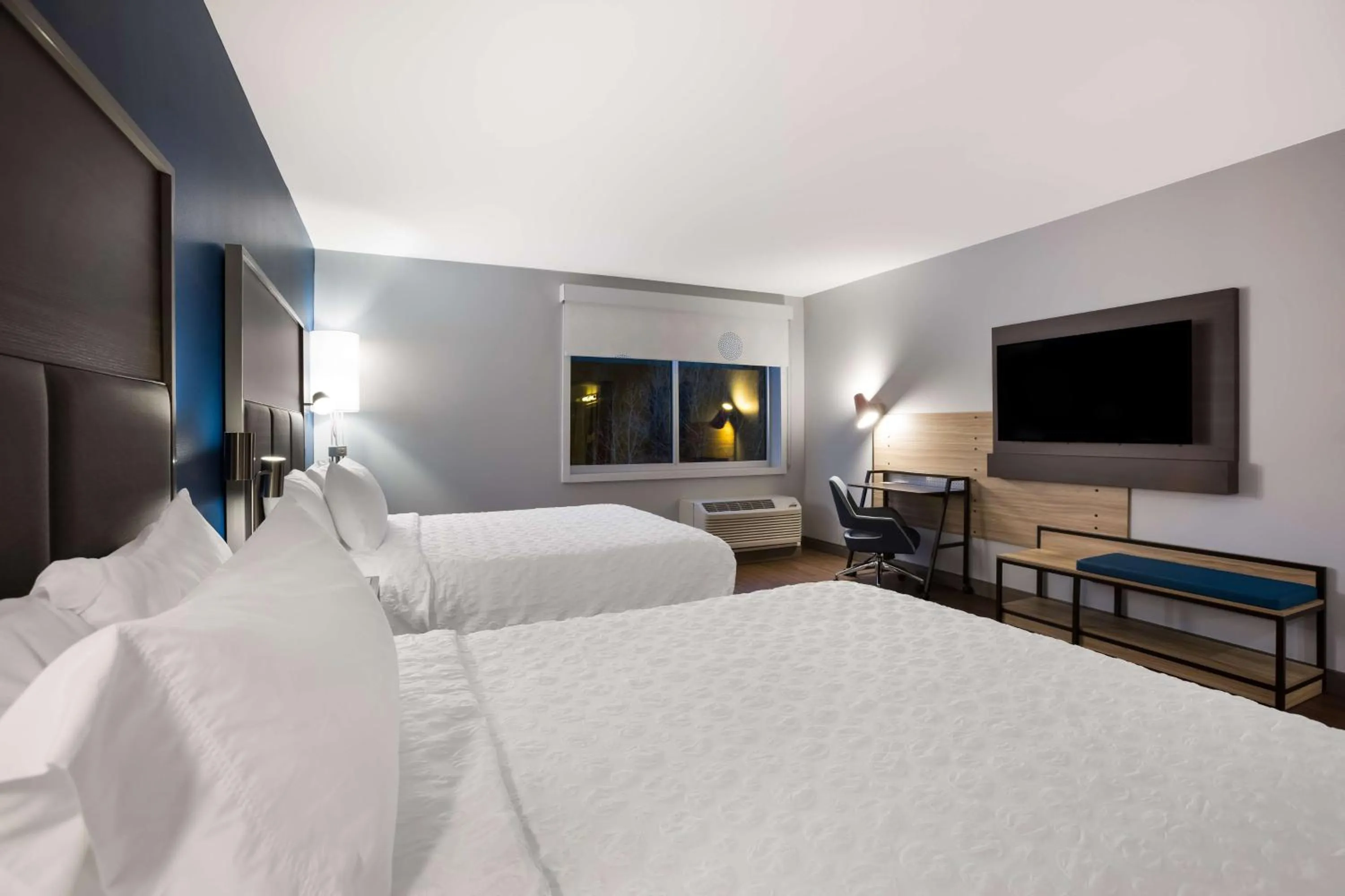 Bedroom, Bed in Tru By Hilton Traverse City