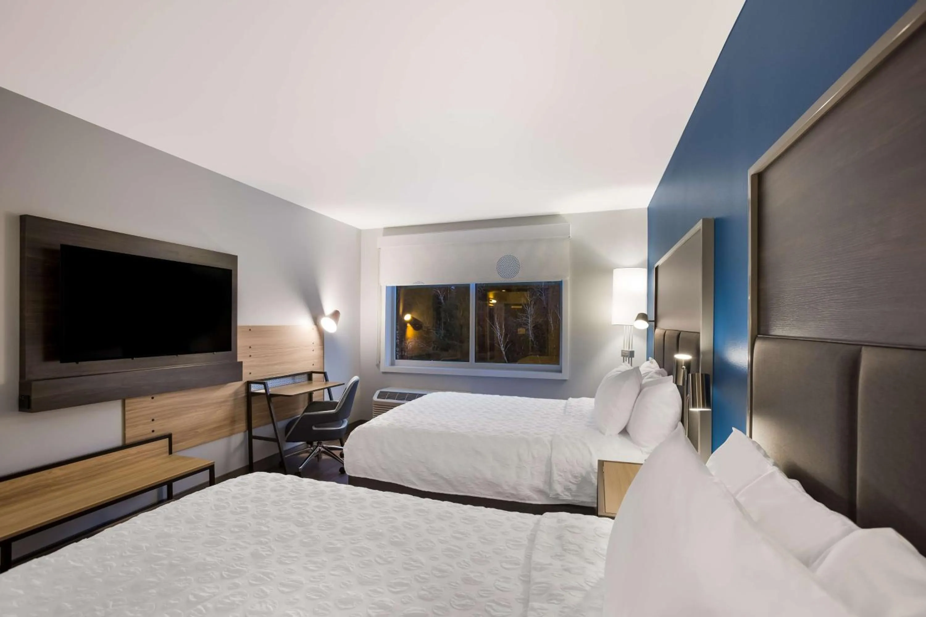 Bedroom, Bed in Tru By Hilton Traverse City