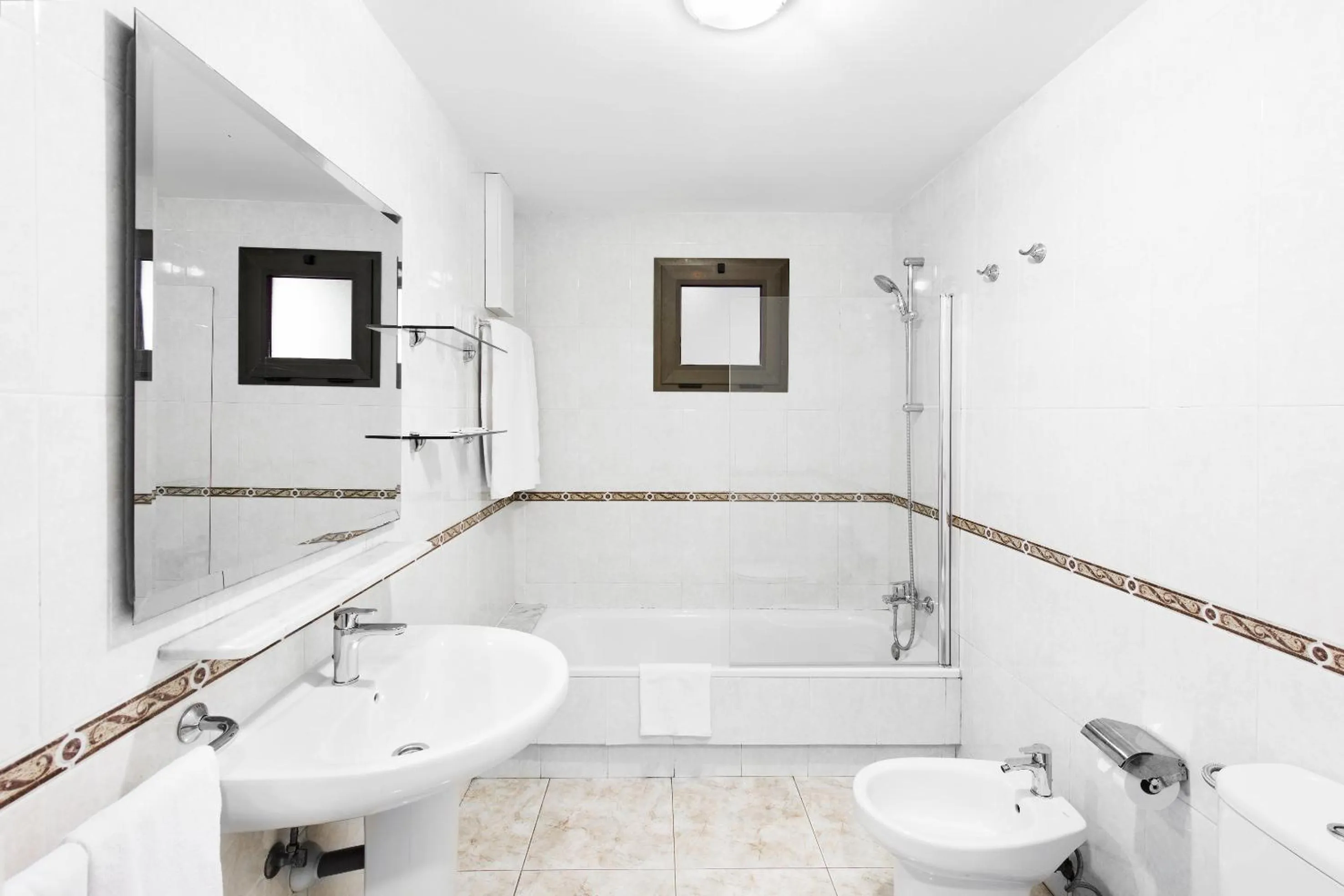 Bathroom in Elba Lucía Sport & Suite Hotel