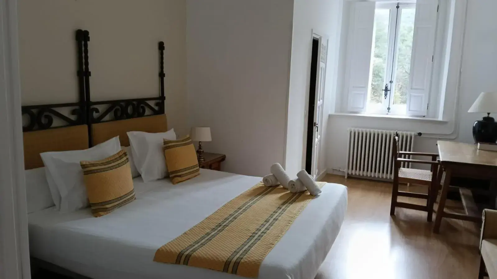 Superior Twin Room in Hospedería Santa Cruz Superior Twin Room in Hospedería Santa Cruz