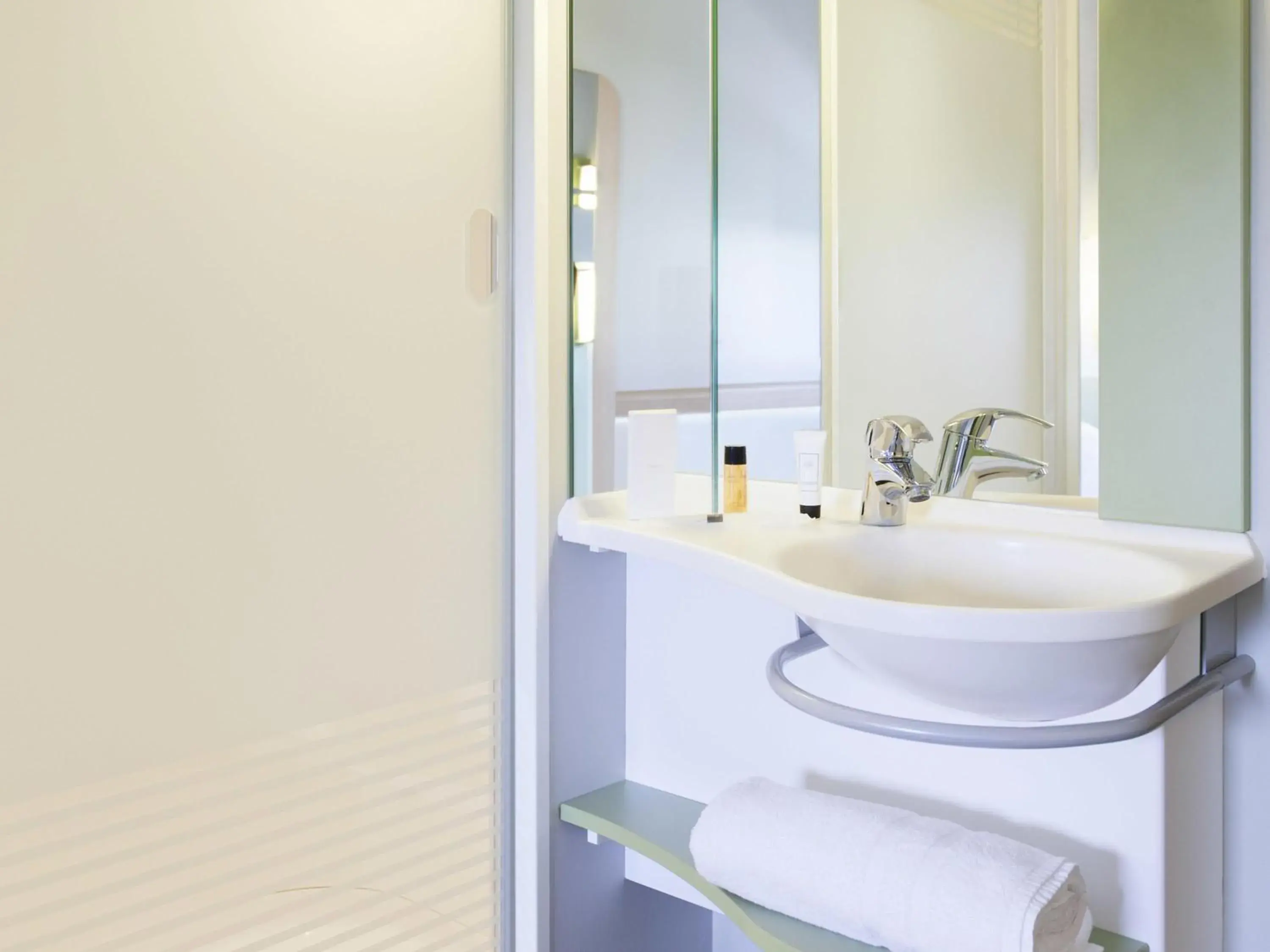 Classic Double Room in ibis budget Hotel Edinburgh Park Classic Double Room in ibis budget Hotel Edinburgh Park