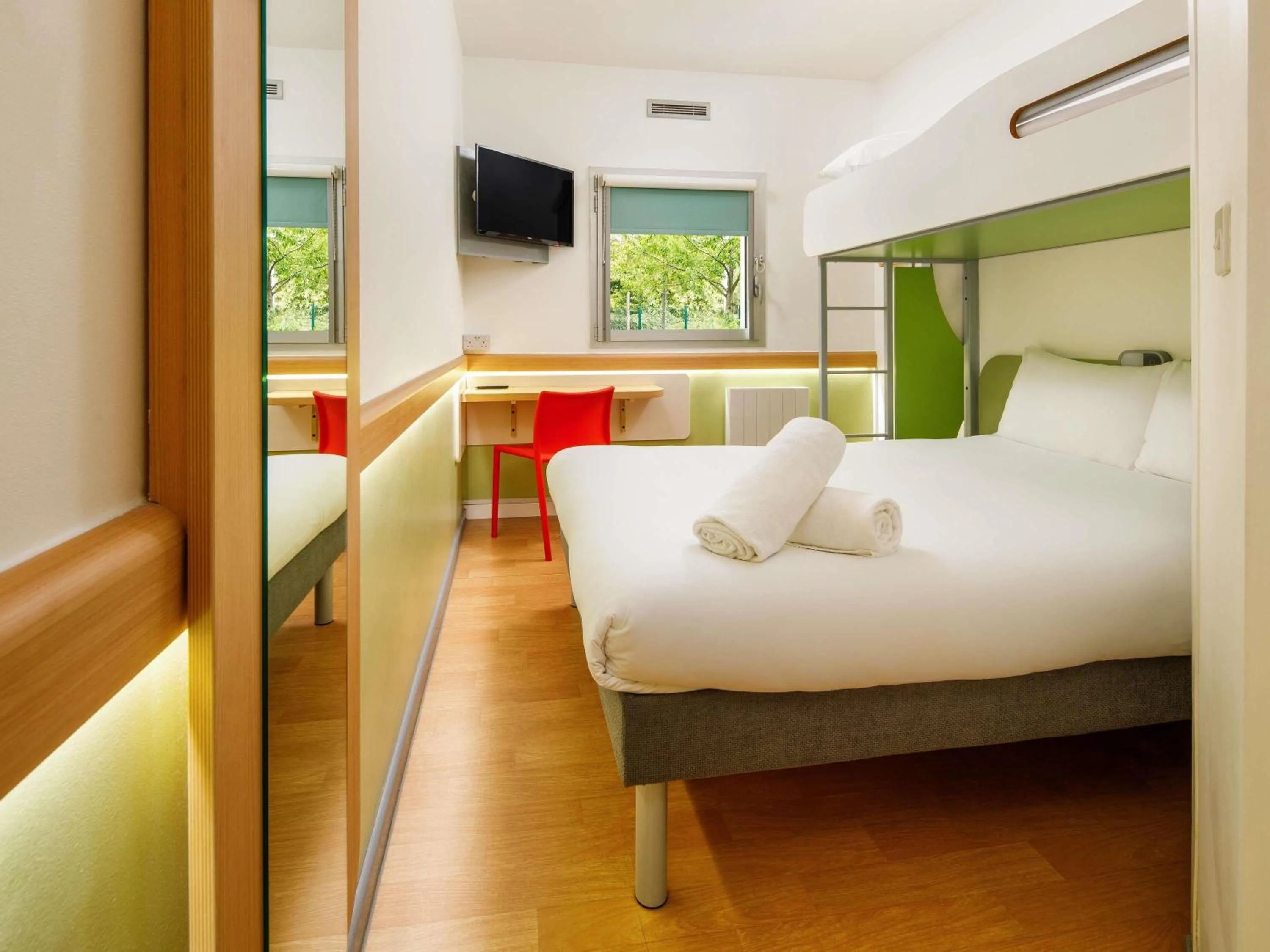 Bedroom, Bed in ibis budget Leicester