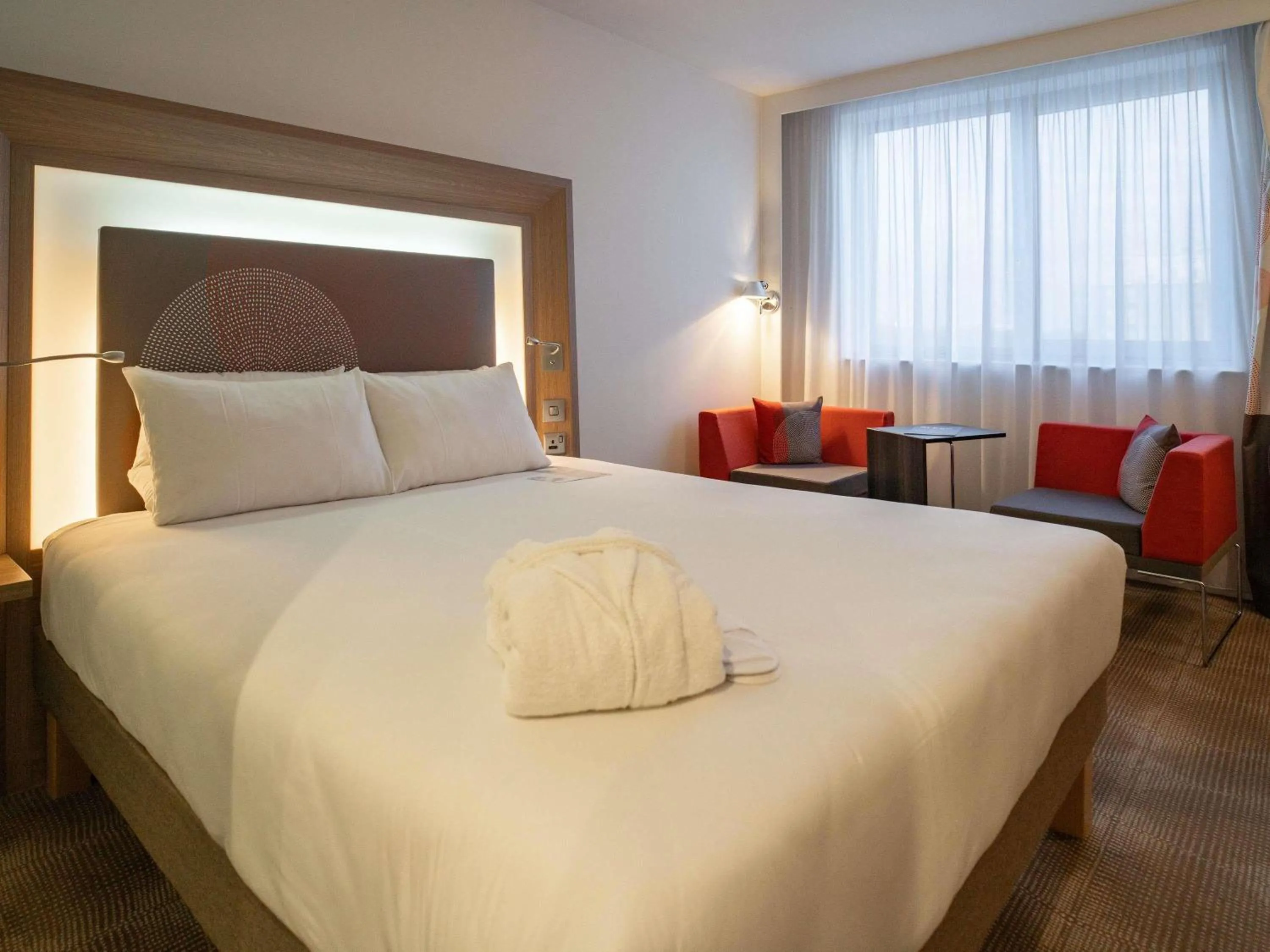 Bedroom, Bed in Novotel London Brentford