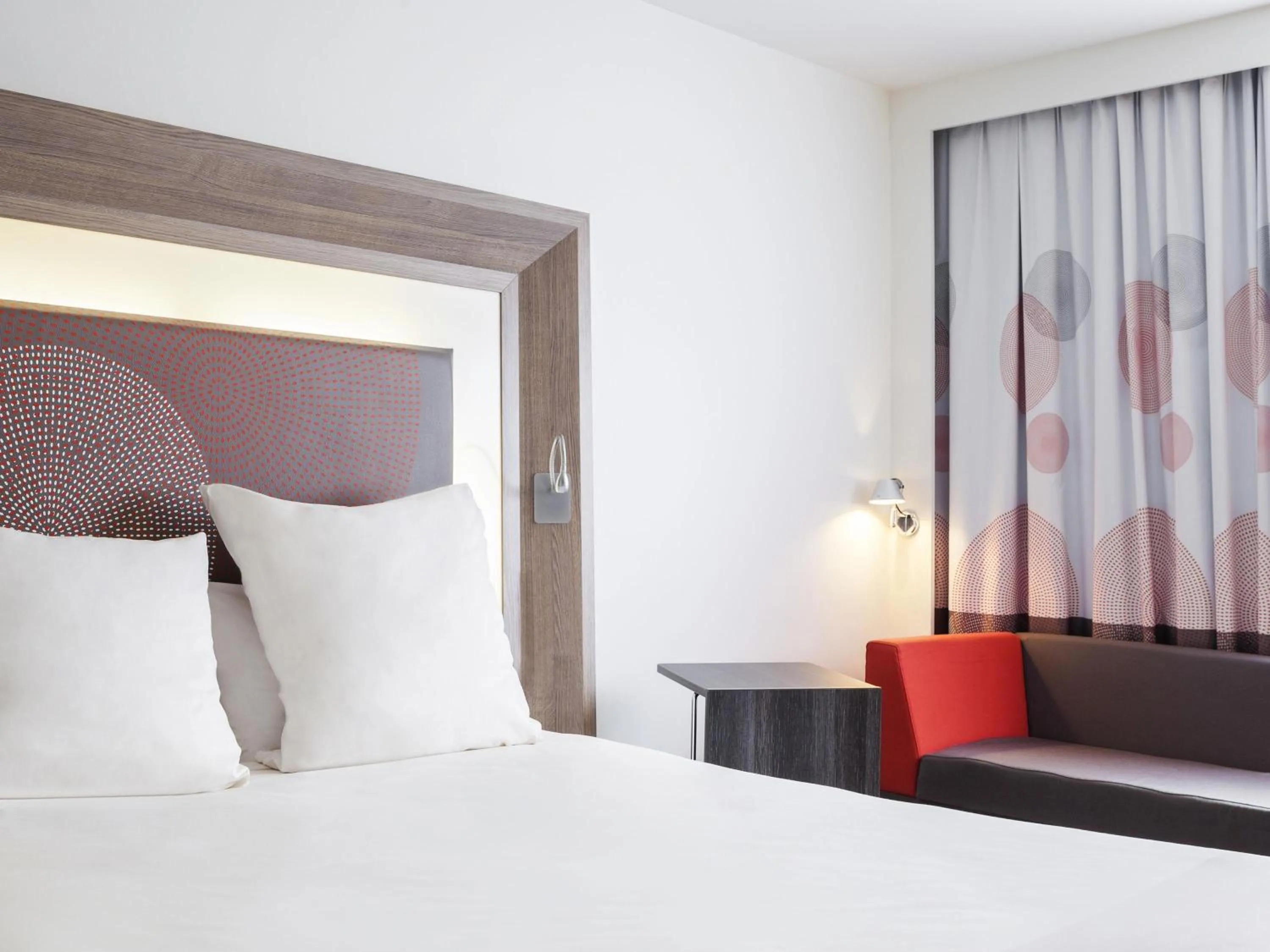 Bedroom, Bed in Novotel London Brentford