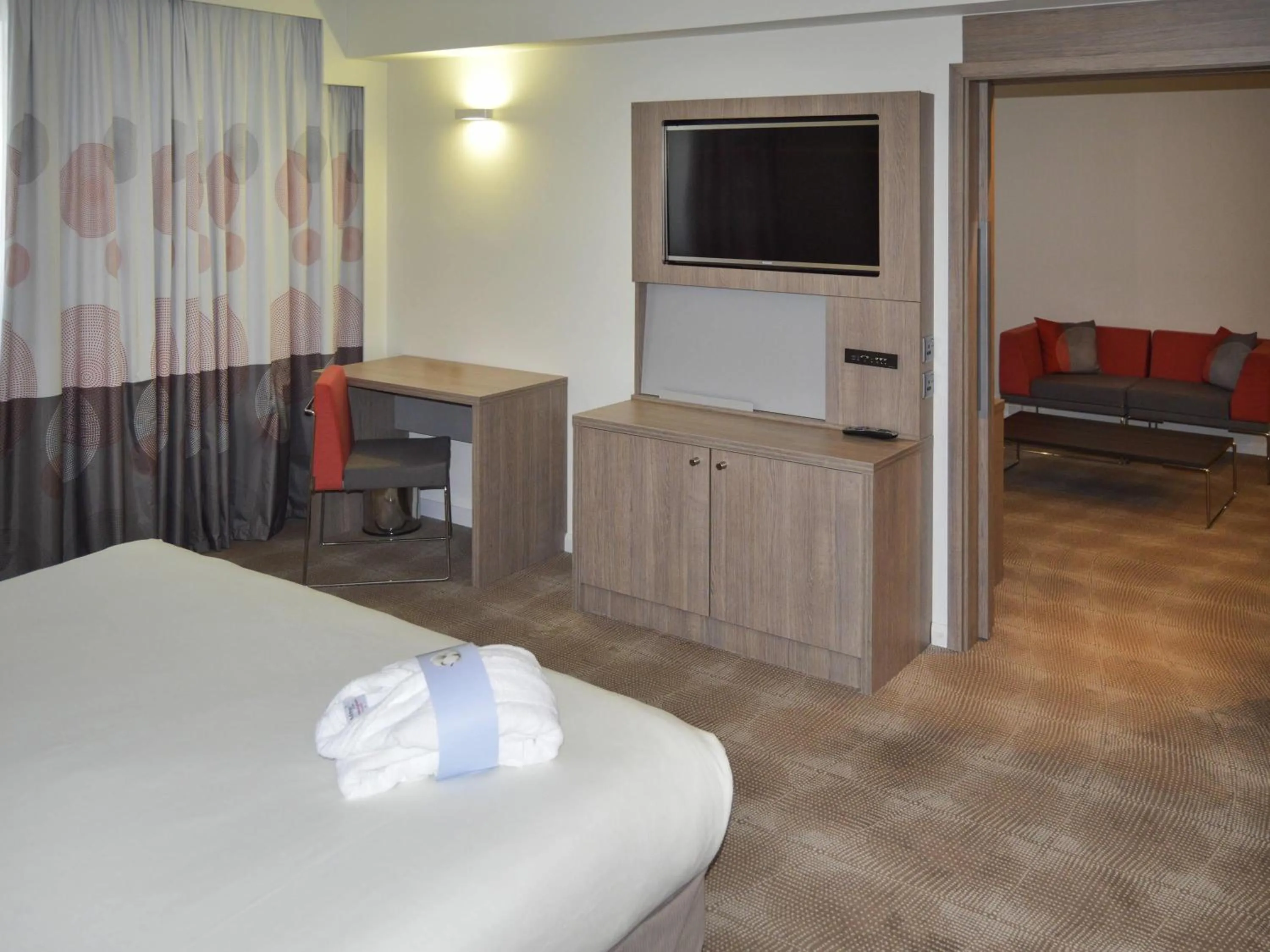 Photo of the whole room, Bed in Novotel London Brentford