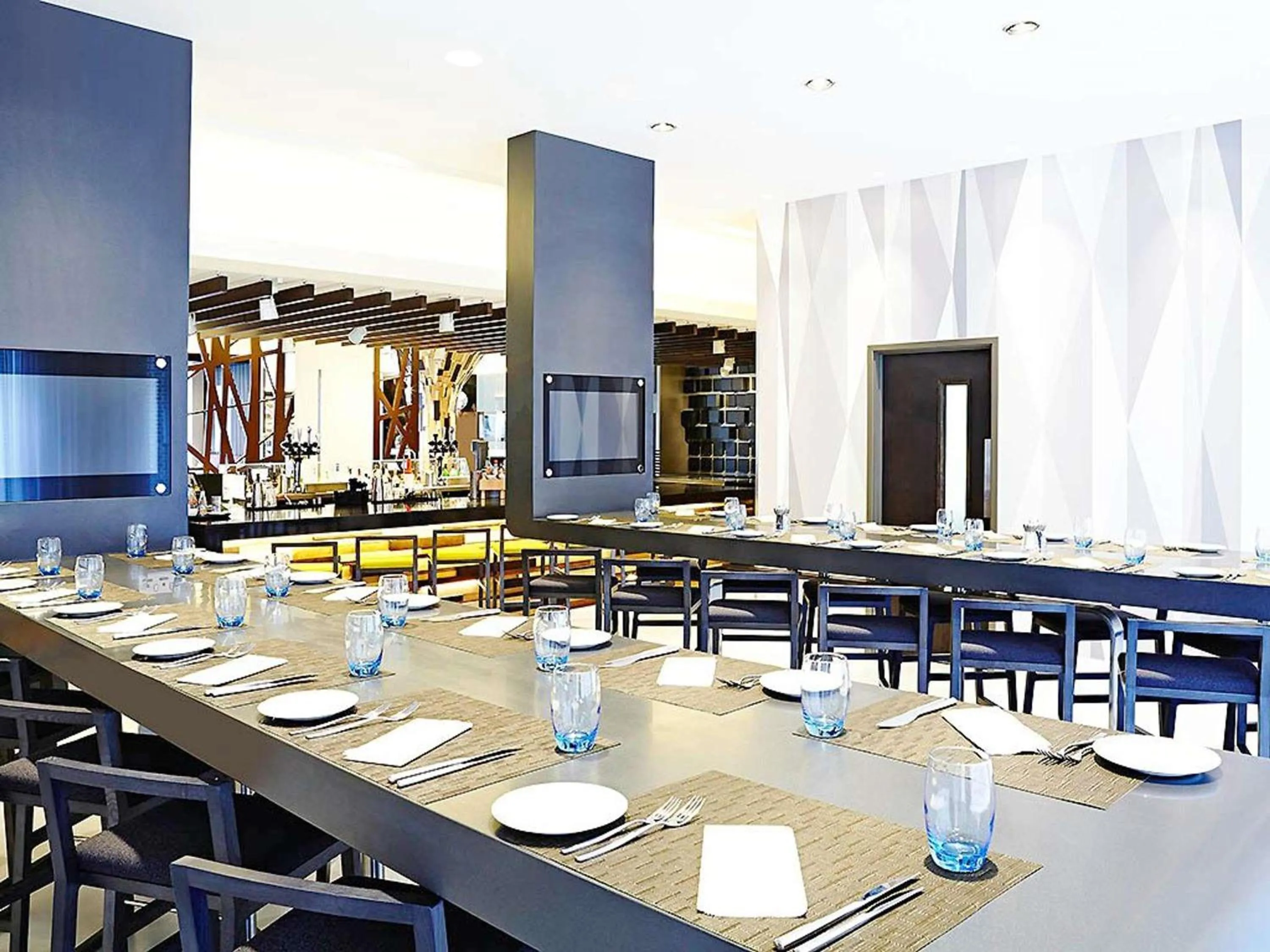 Restaurant/places to eat in Novotel London Brentford