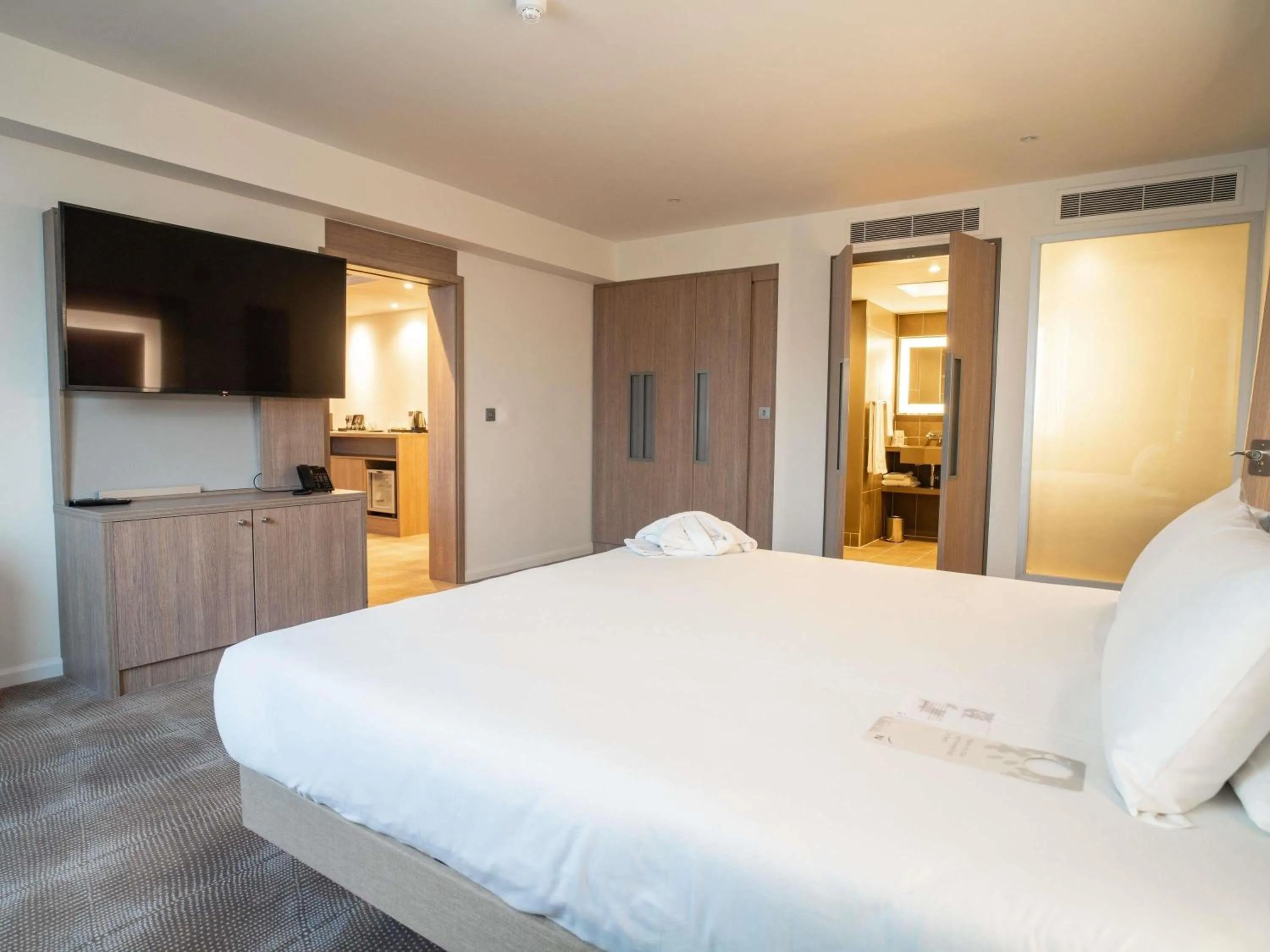 Bedroom, Bed in Novotel London Brentford