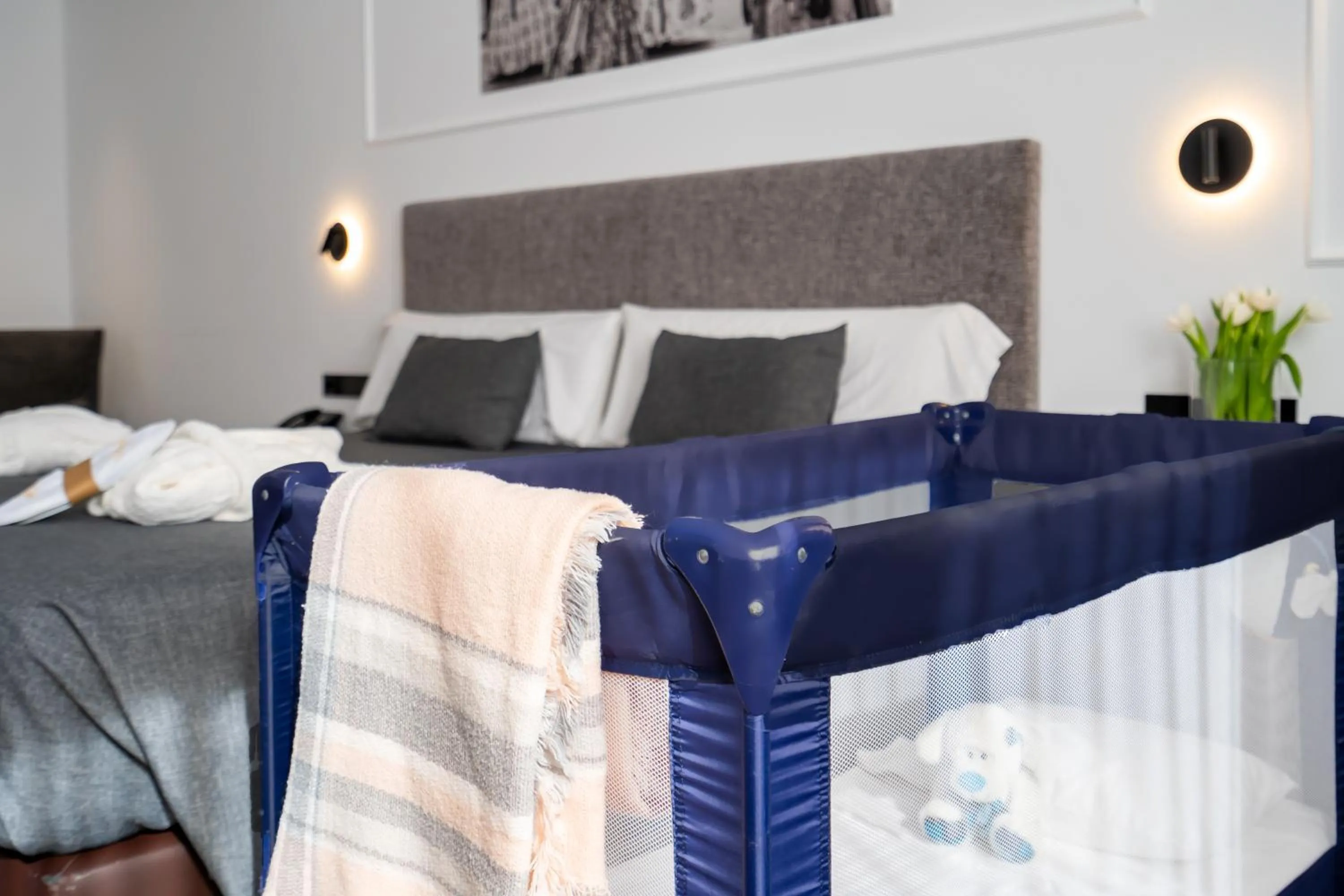 cot, Bed in Hotel Conqueridor