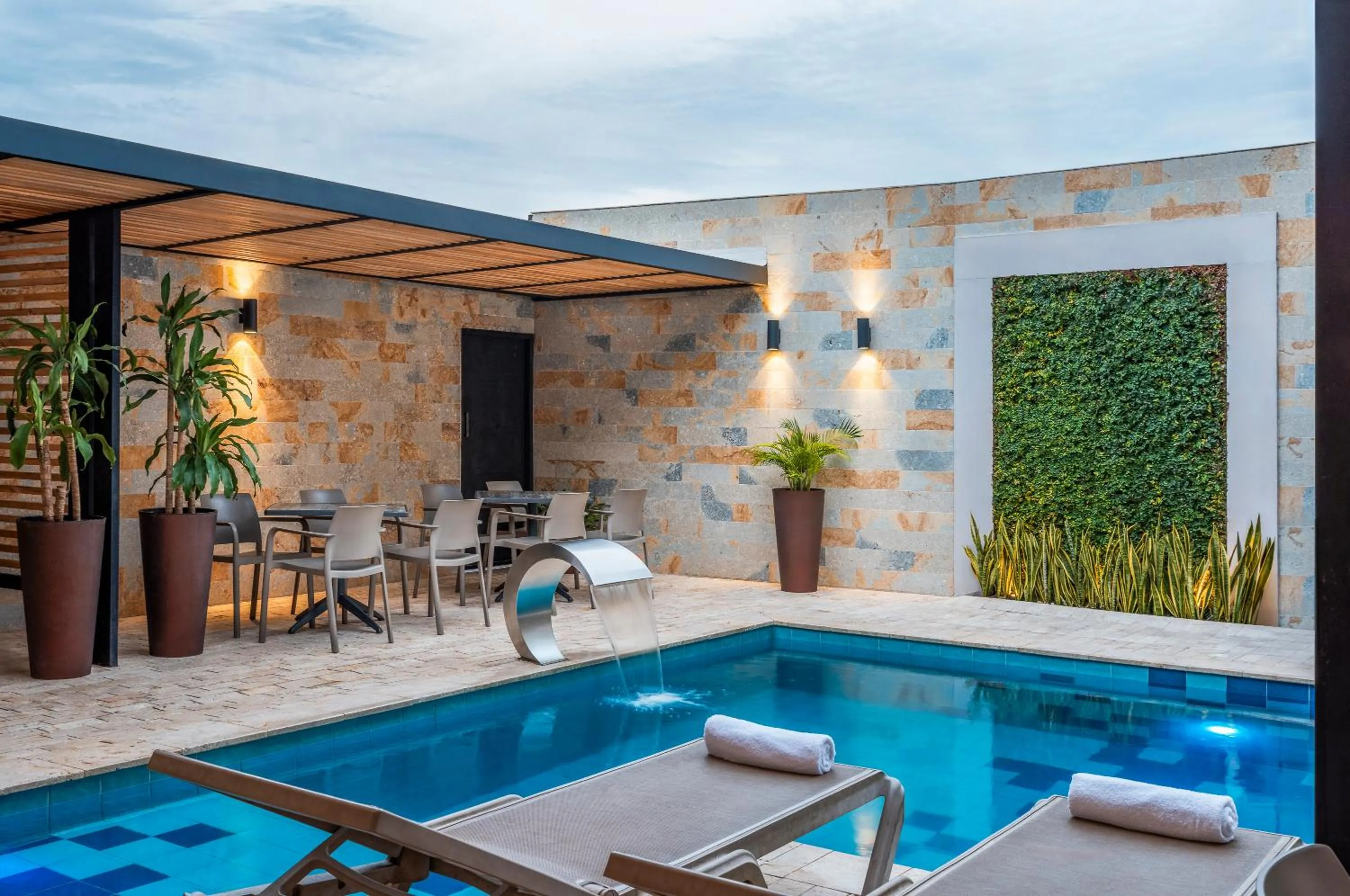 Restaurant/places to eat in Hotel Elite