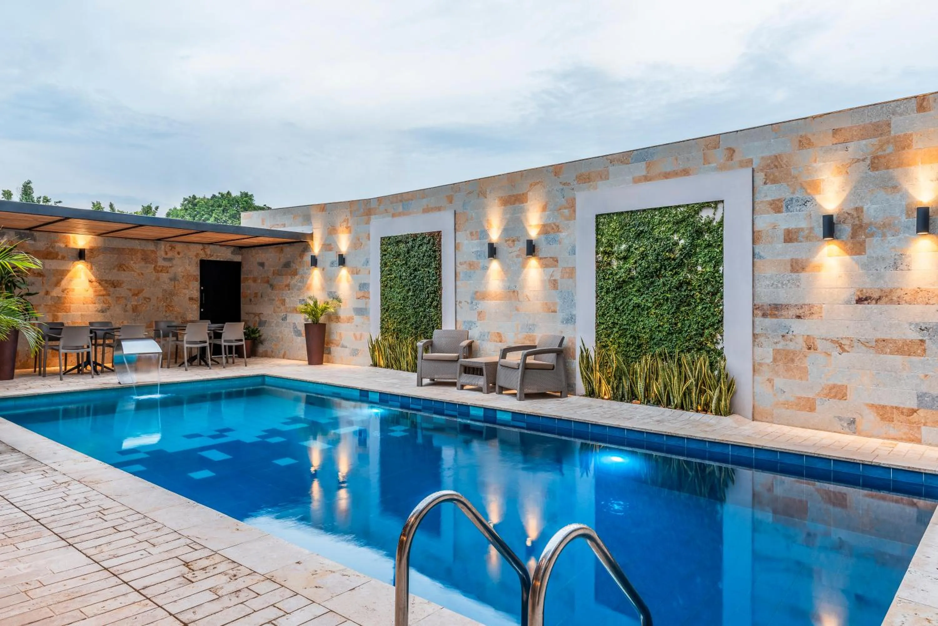 Restaurant/places to eat in Hotel Elite