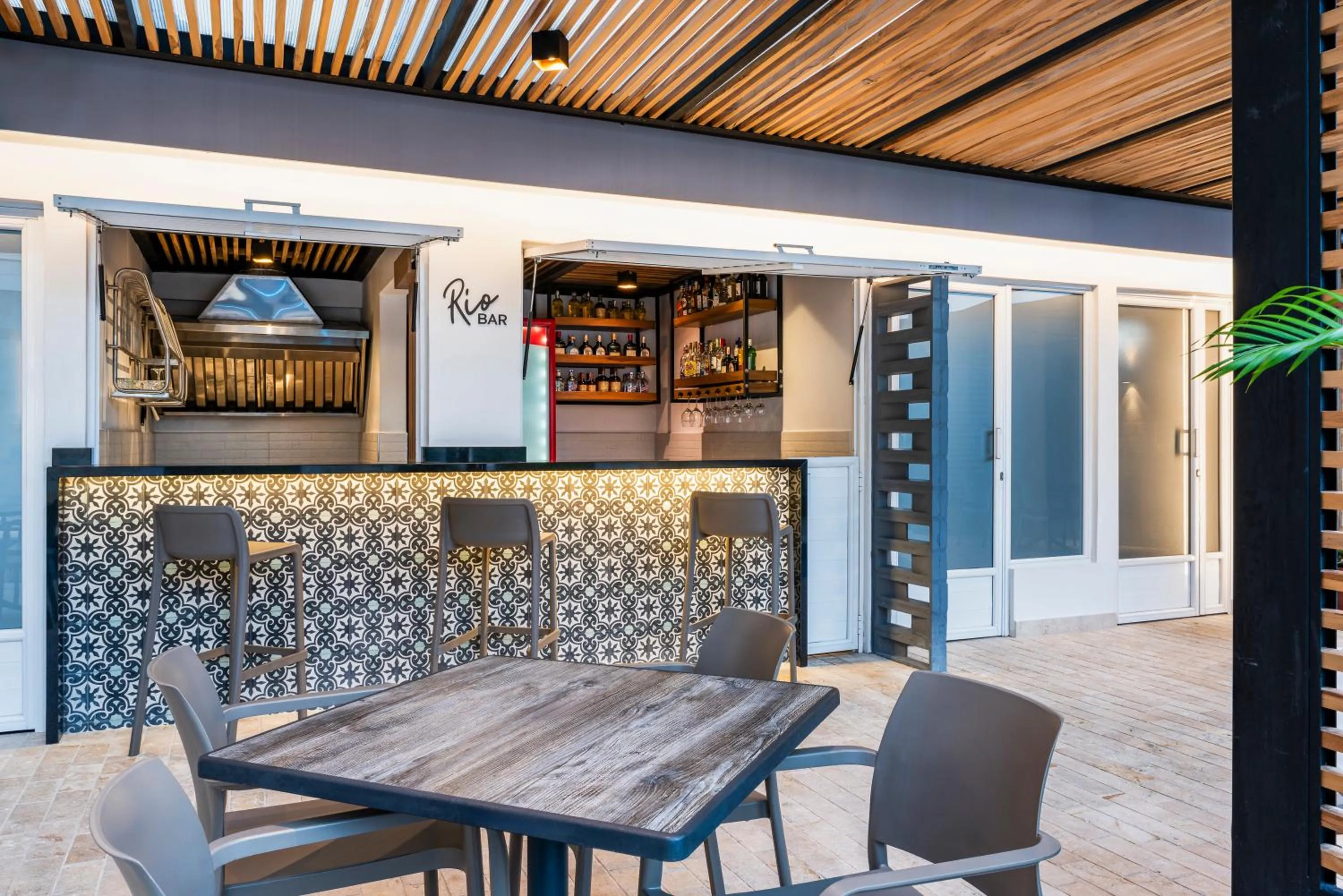 Restaurant/places to eat in Hotel Elite